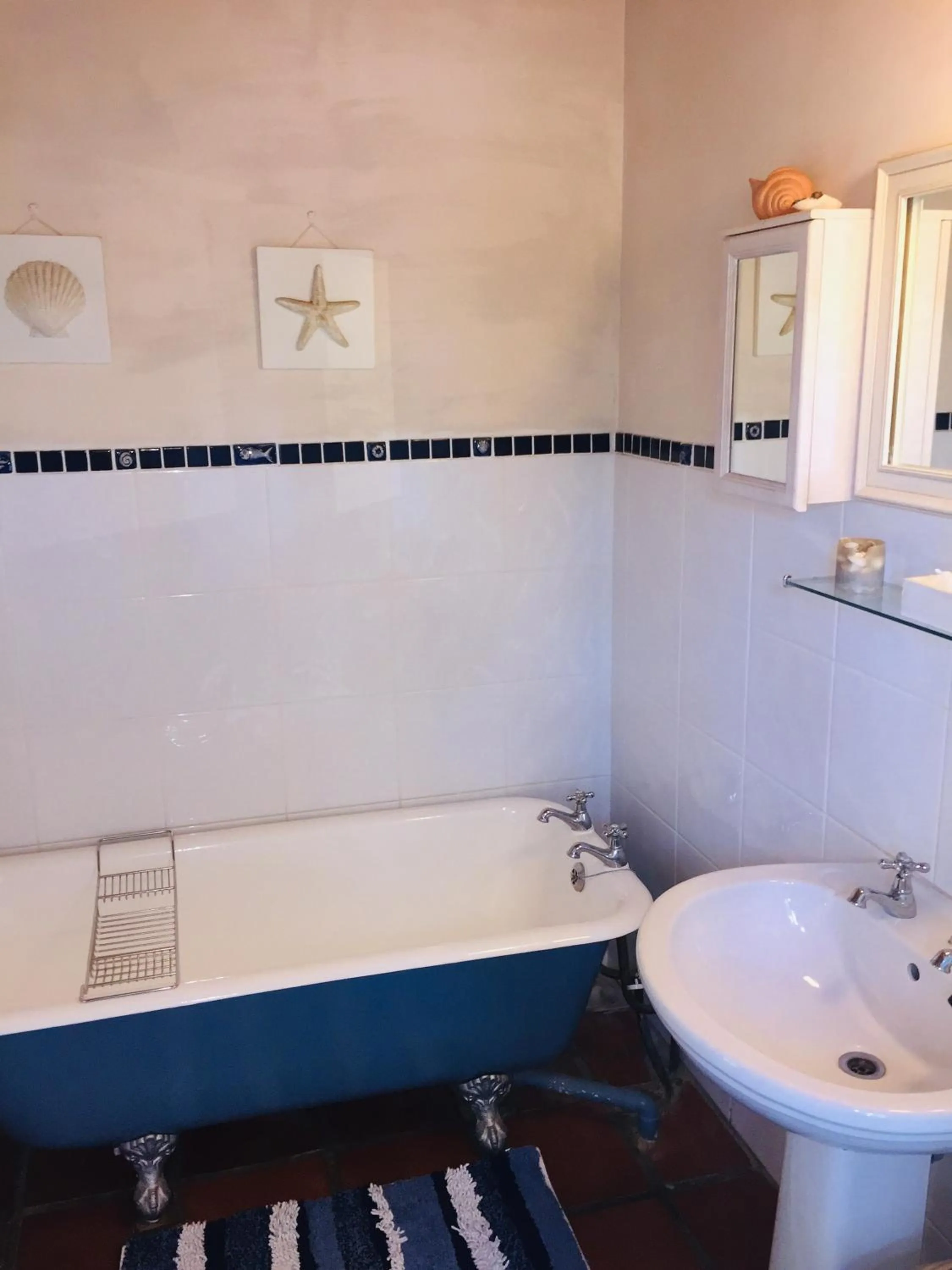 Bathroom in Wild Rose Country Lodge