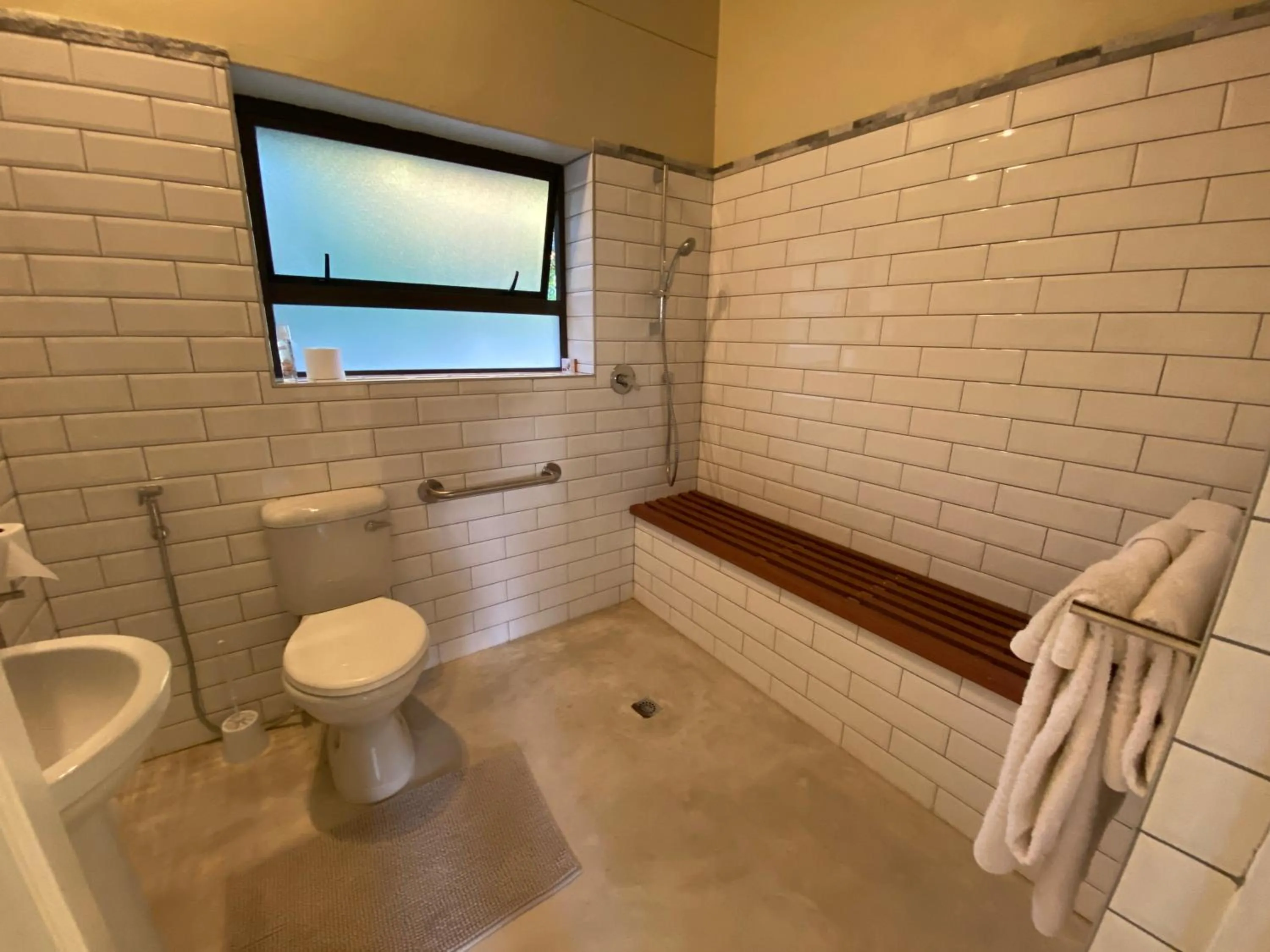 Shower in Wild Rose Country Lodge