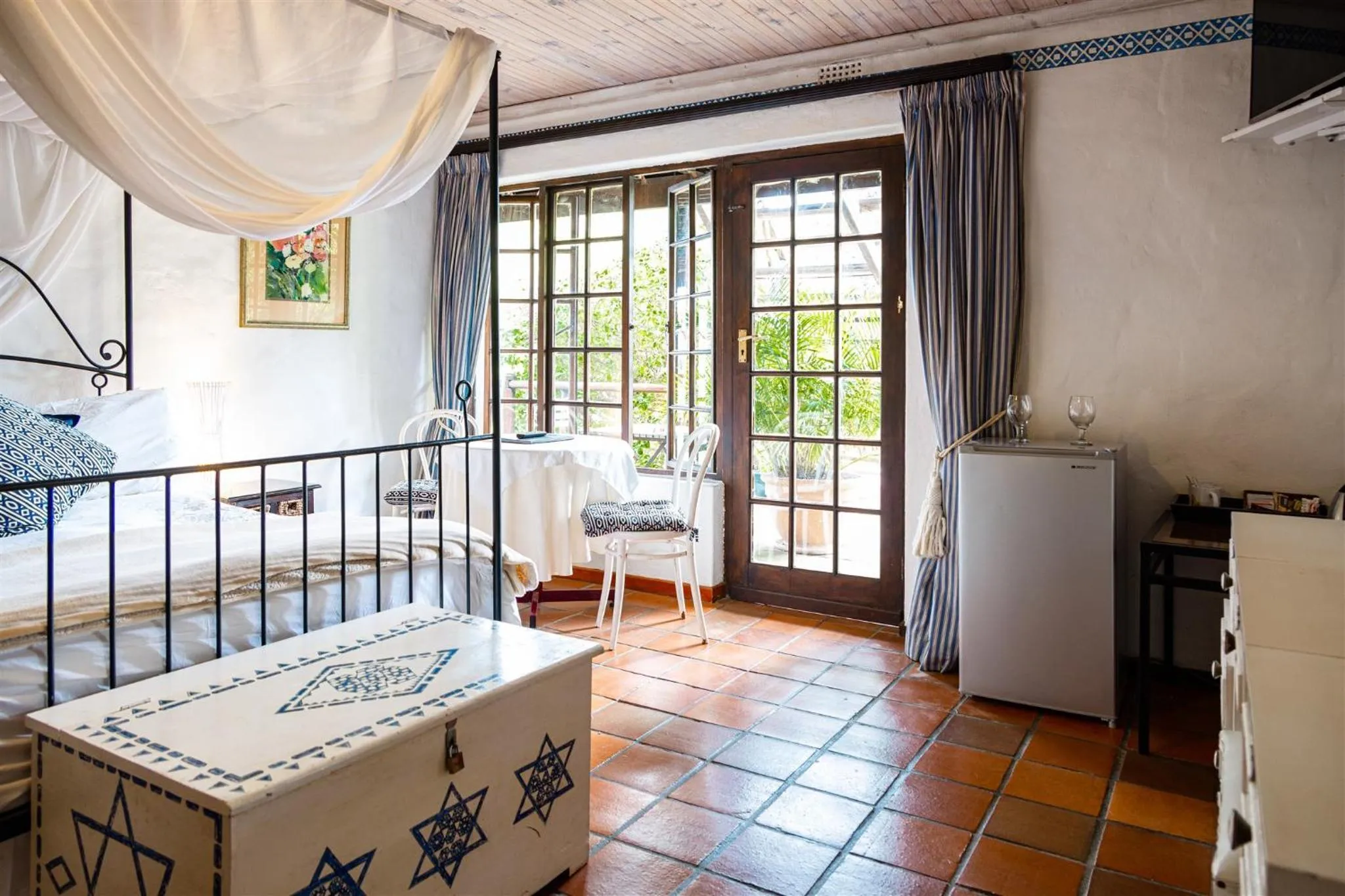 Bed in Wild Rose Country Lodge