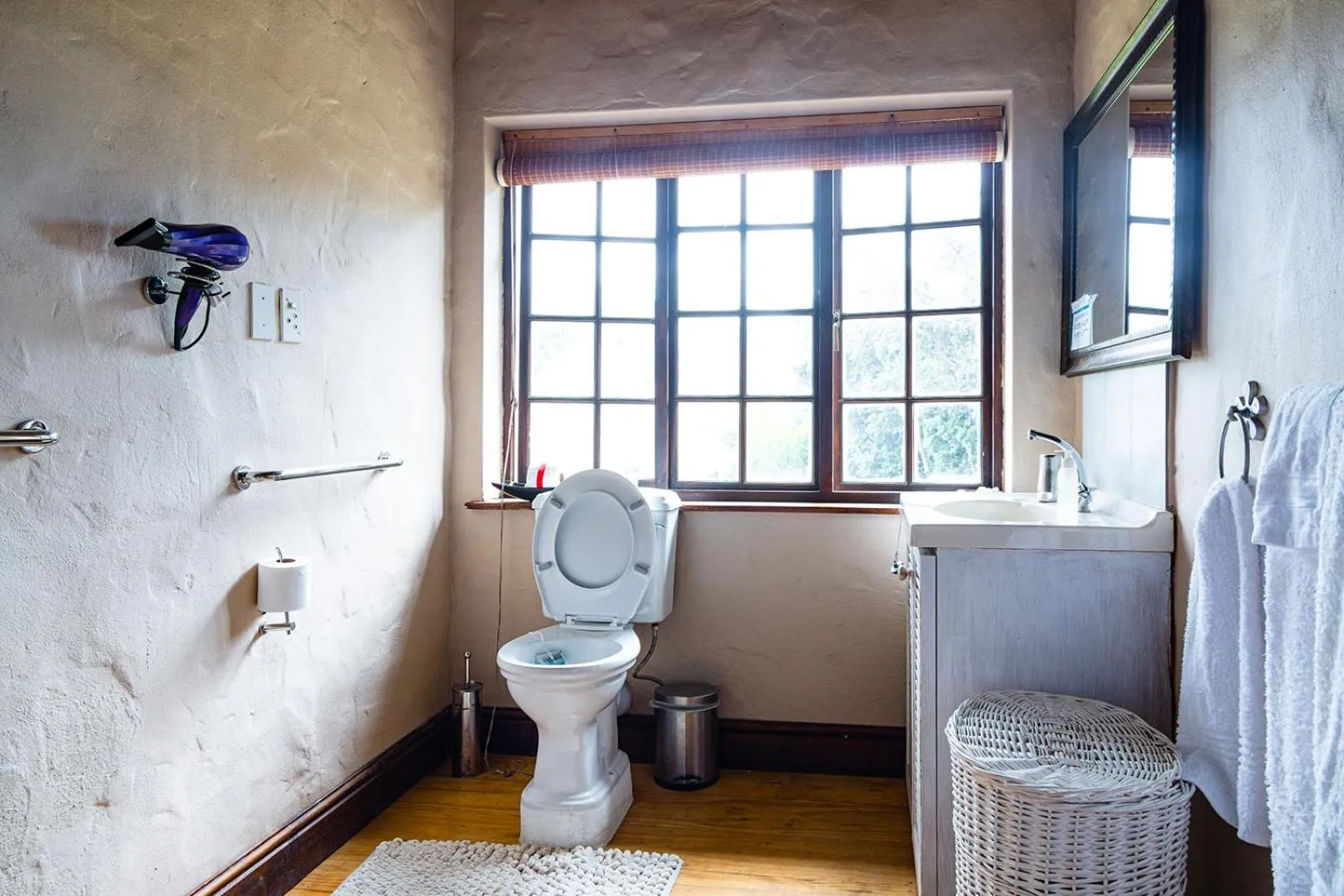 Toilet in Wild Rose Country Lodge