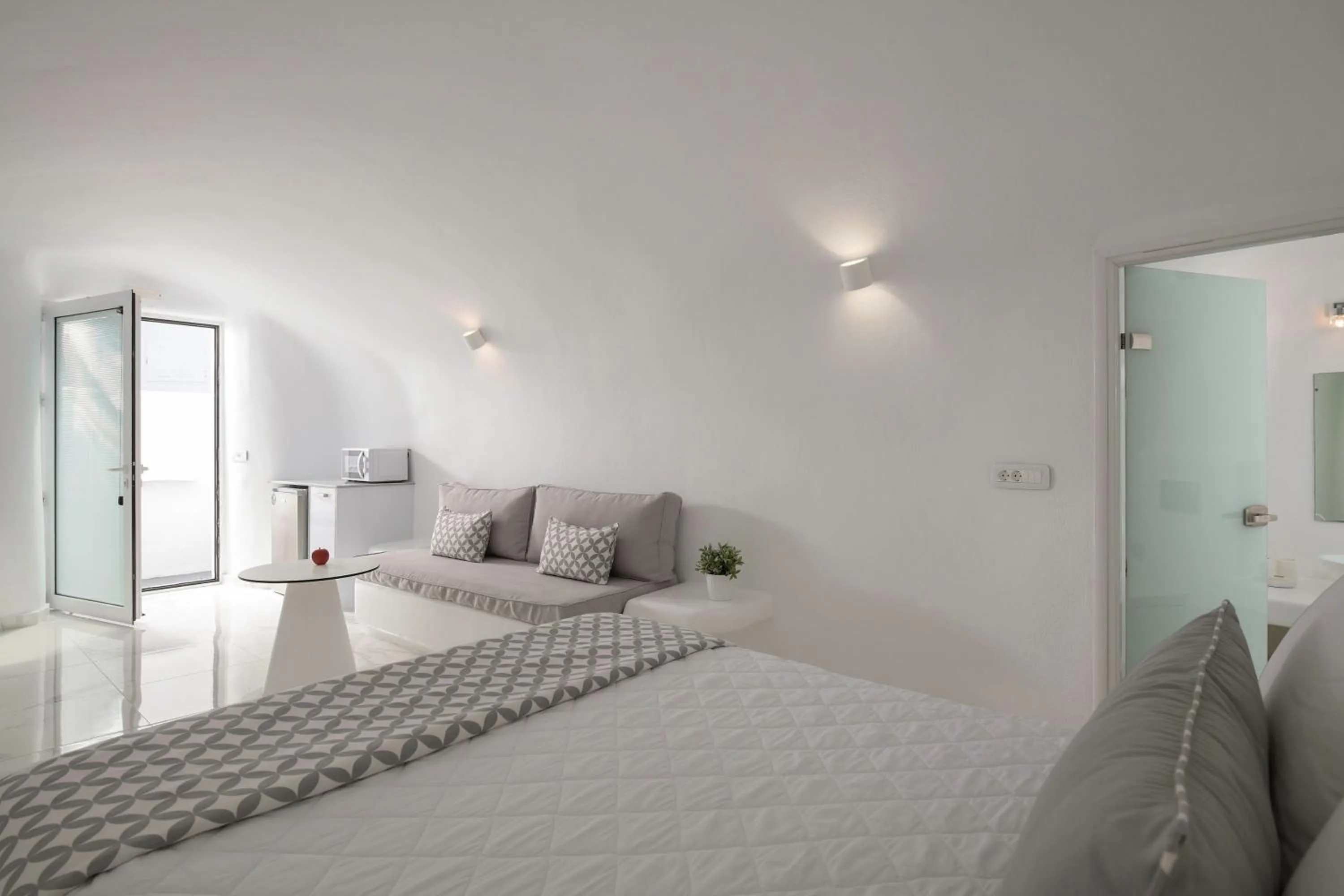 Photo of the whole room, Bed in White Concept Caves