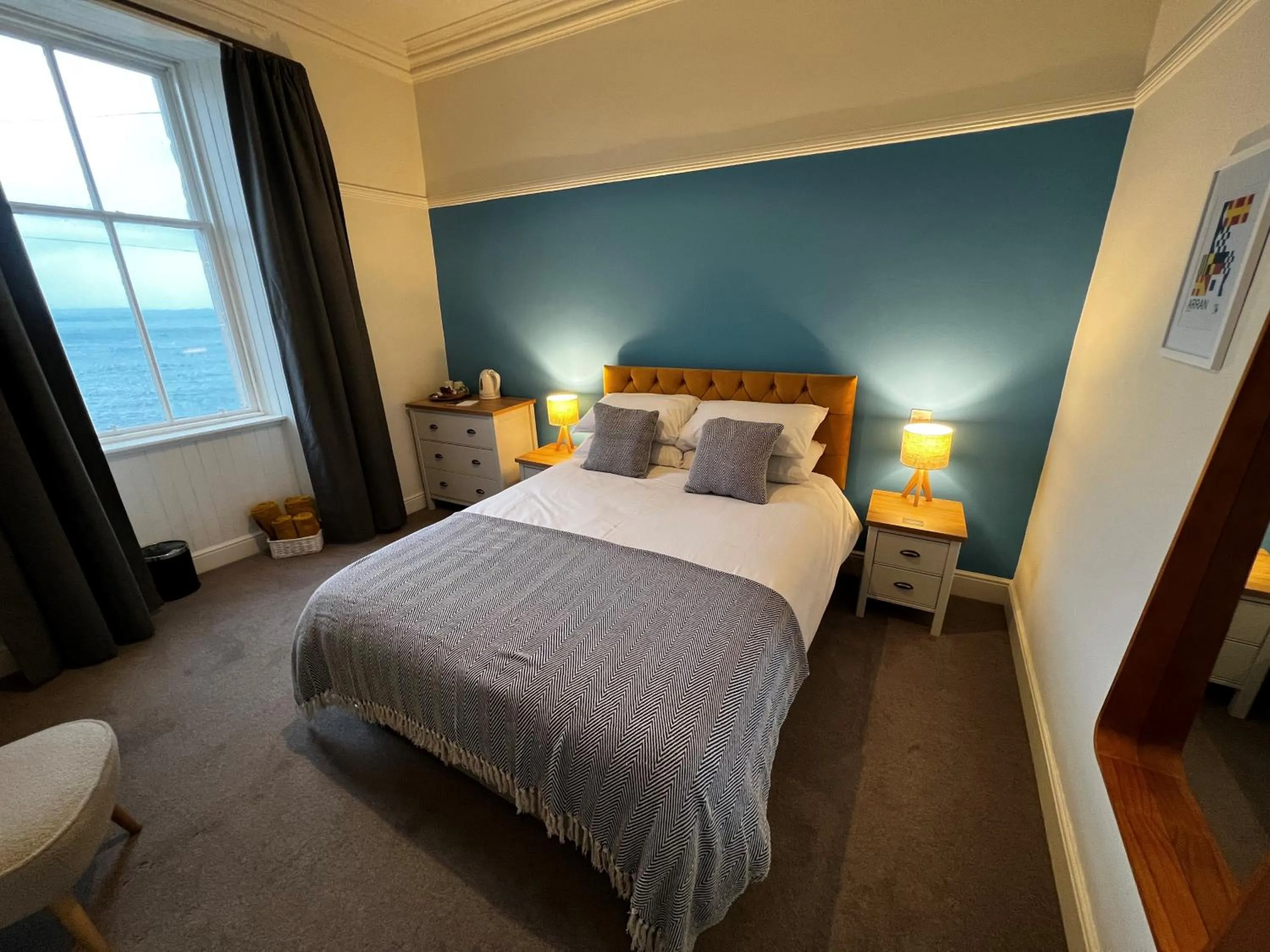 Bedroom, Bed in The Corrie Hotel