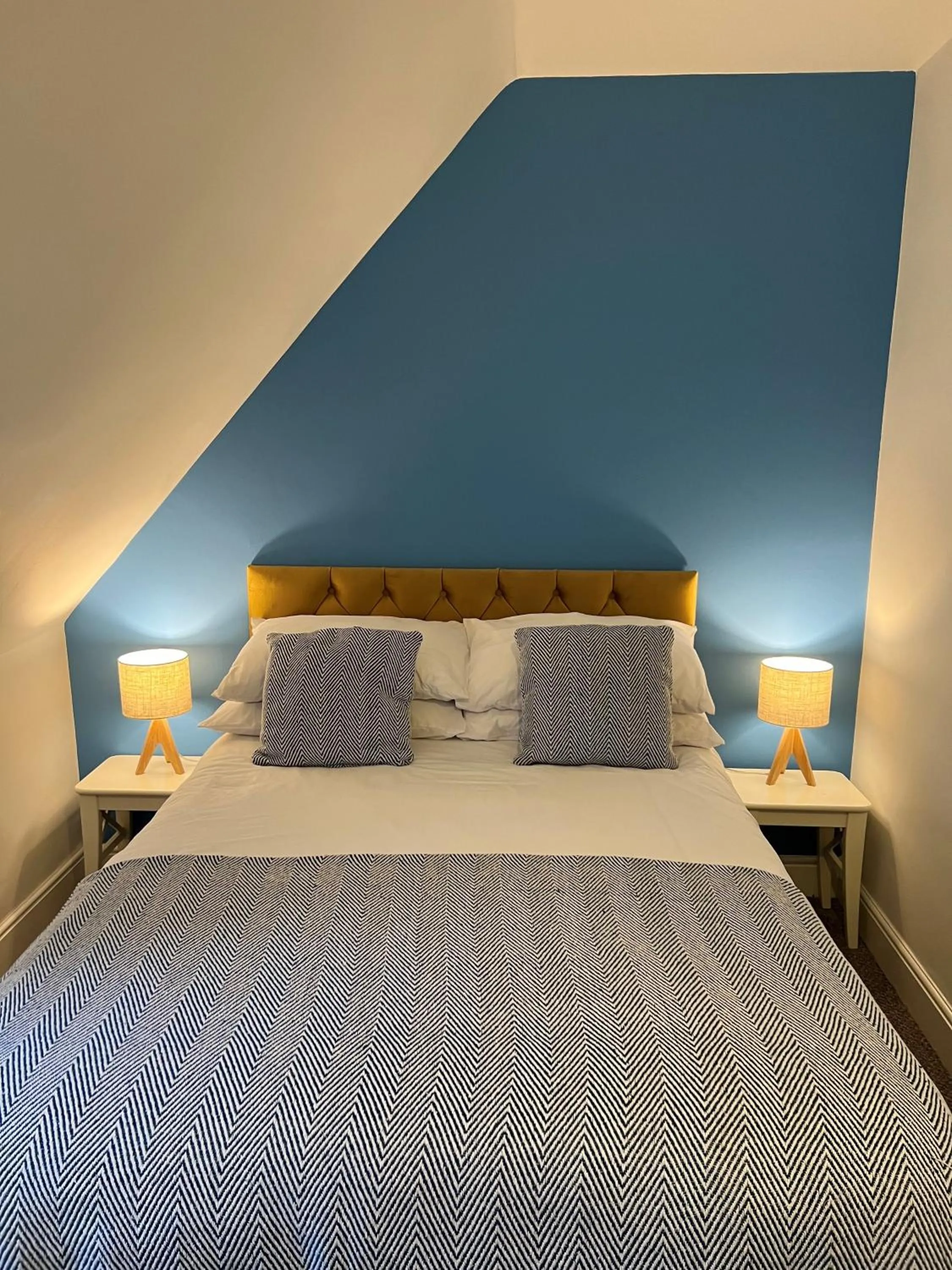 Bedroom, Bed in The Corrie Hotel