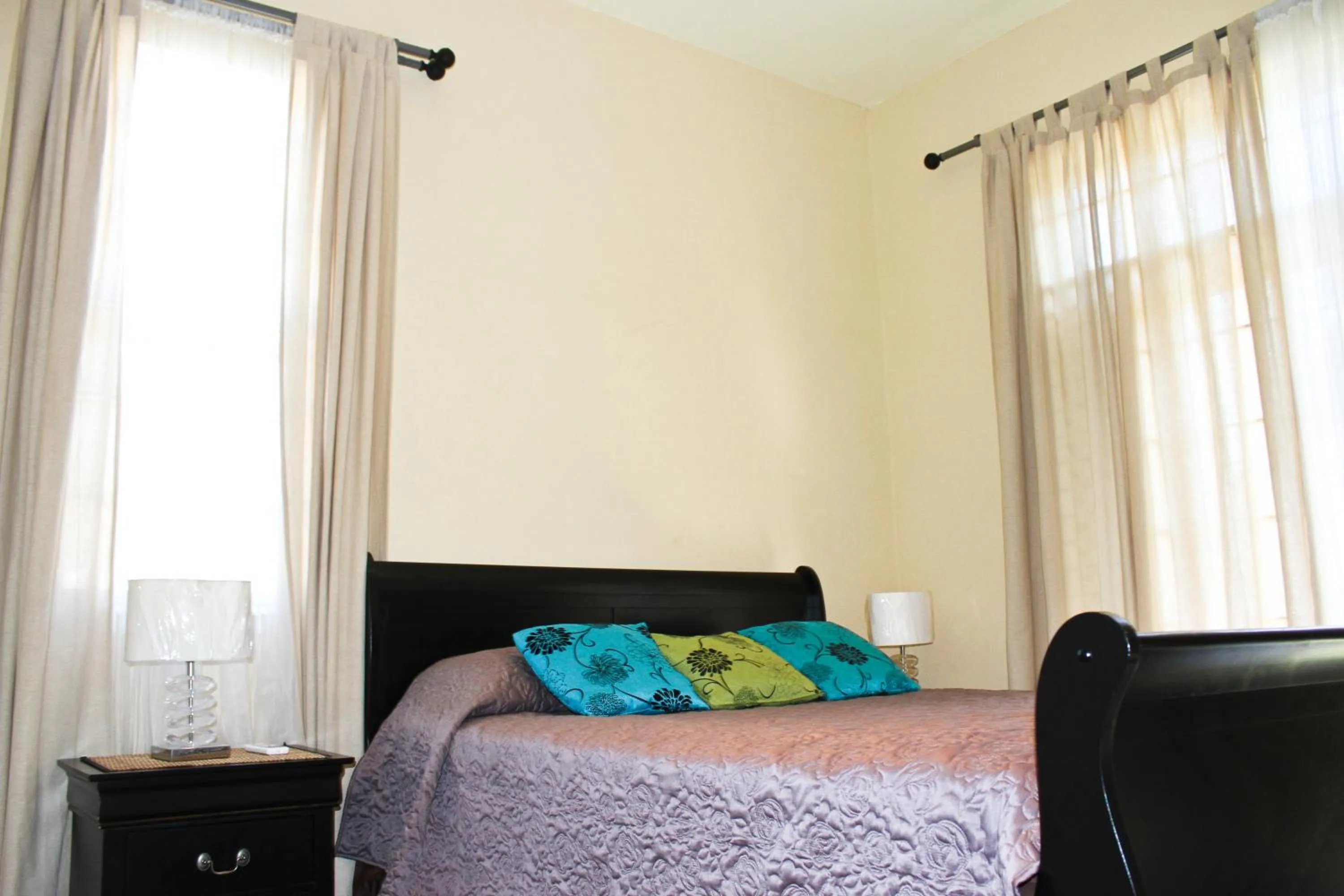 Bedroom, Bed in Eclipse Suite Guest Apartment