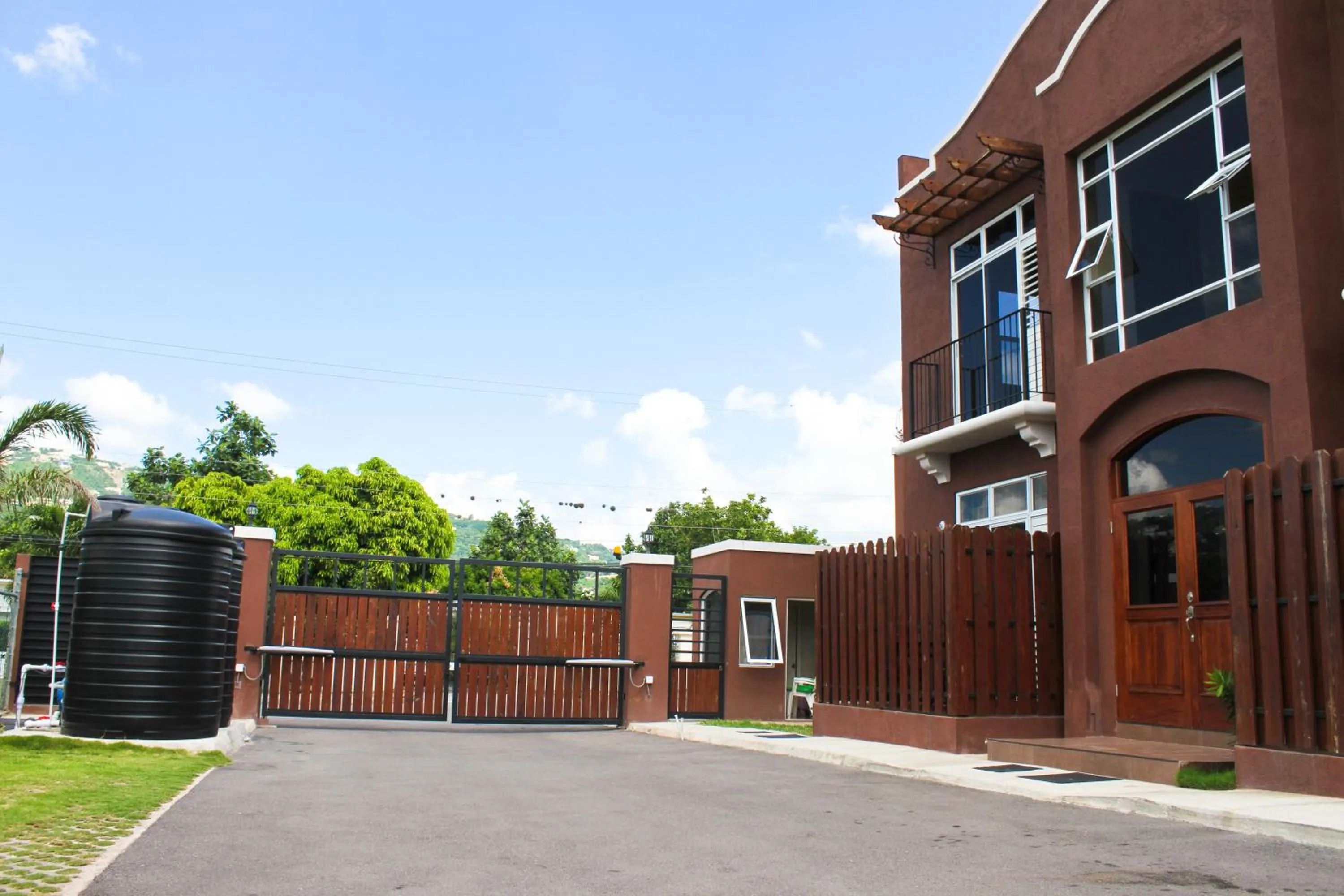 Property building in Eclipse Suite Guest Apartment