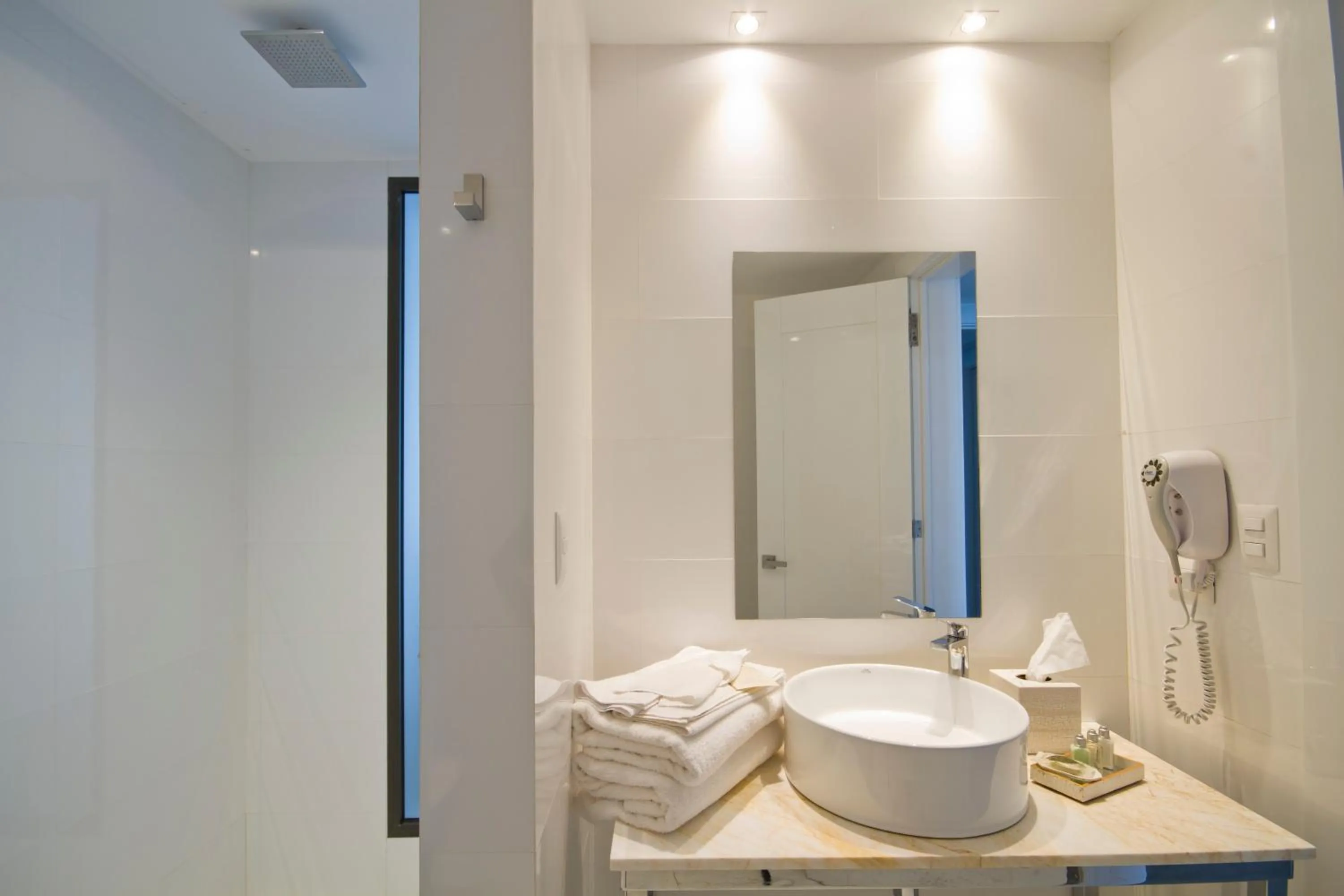 Bathroom in Golden Bay Galapagos