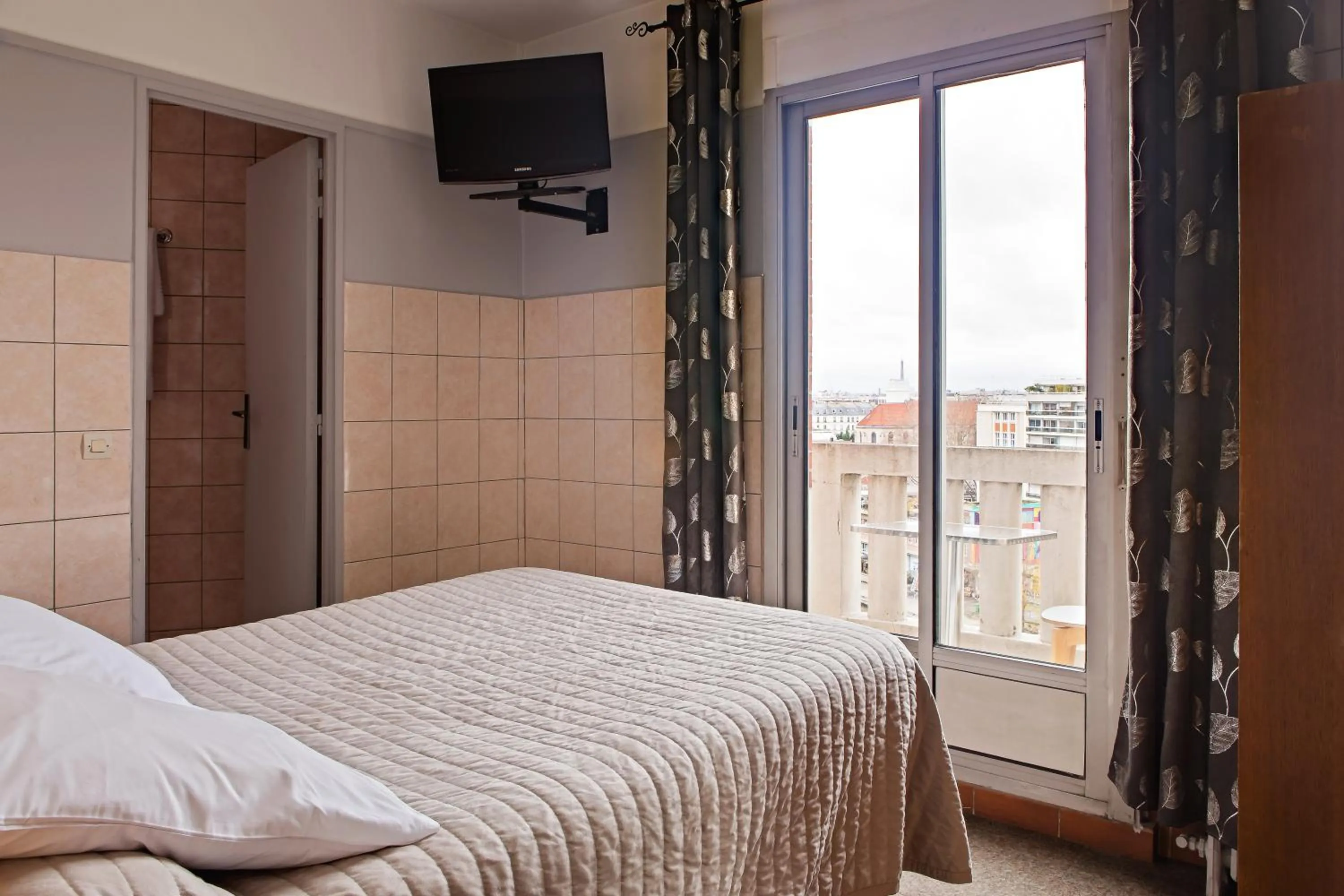Bedroom, Bed in Hôtel de la Comète
