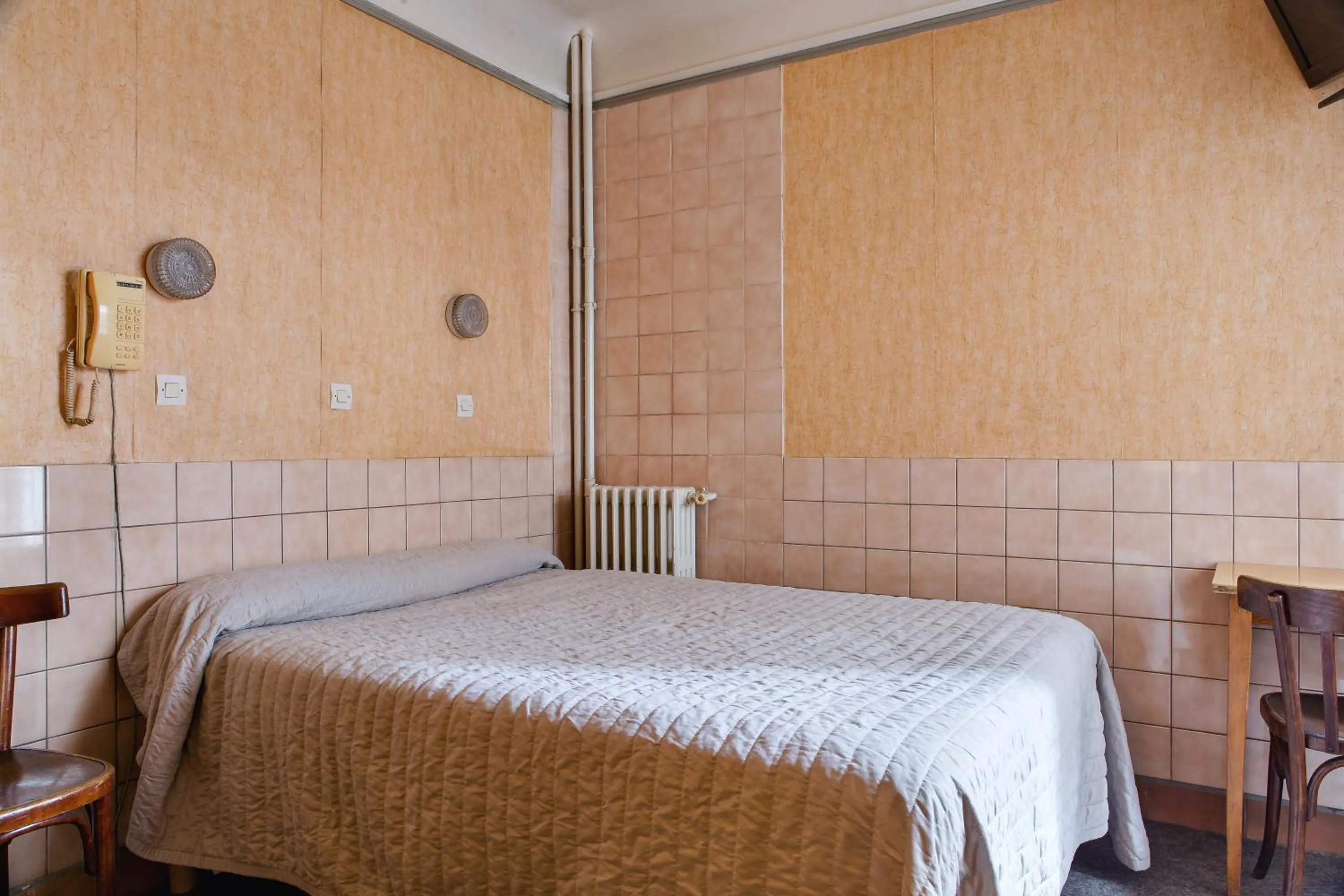 Bedroom, Bed in Hôtel de la Comète