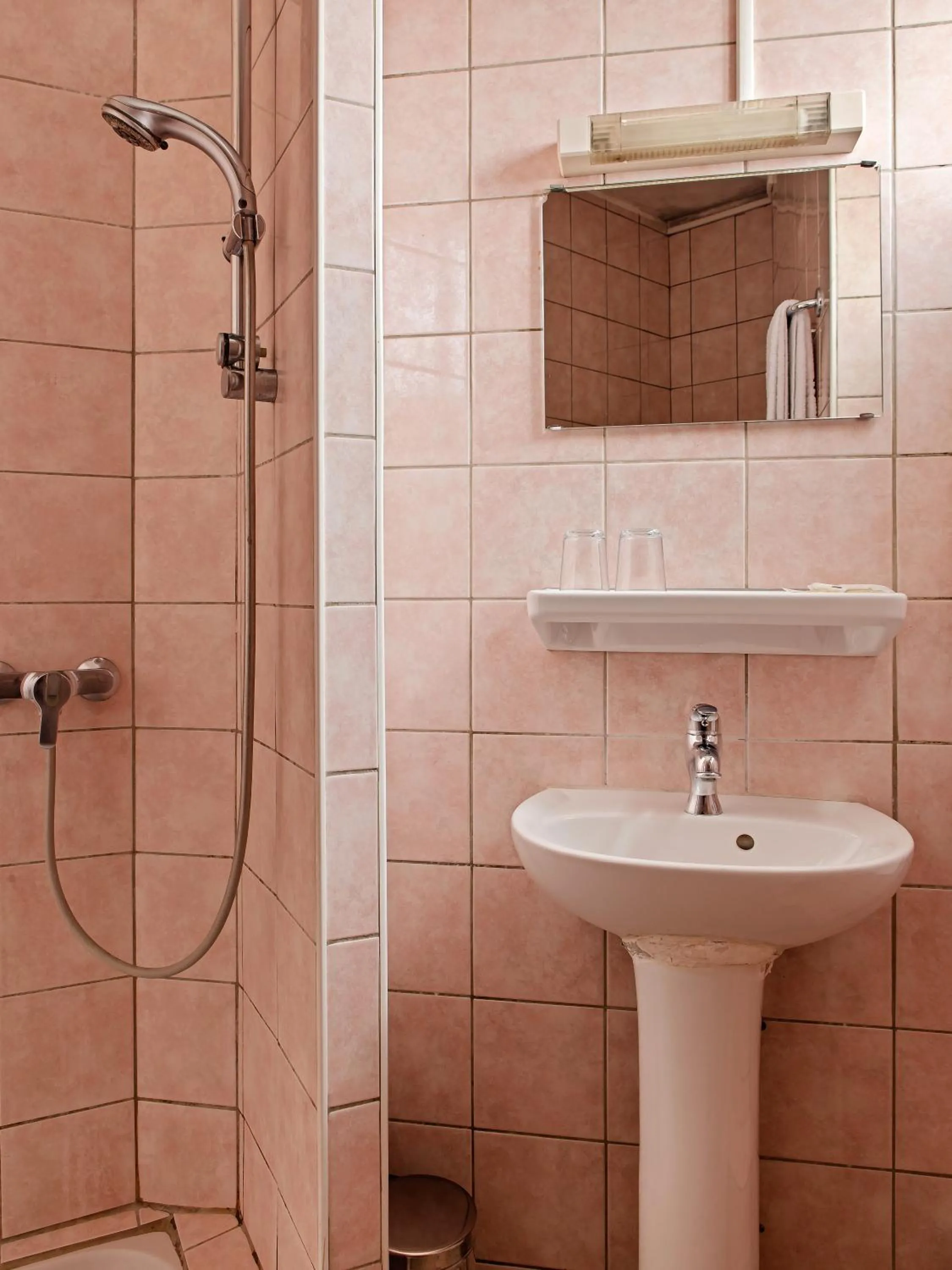 Shower in Hôtel de la Comète