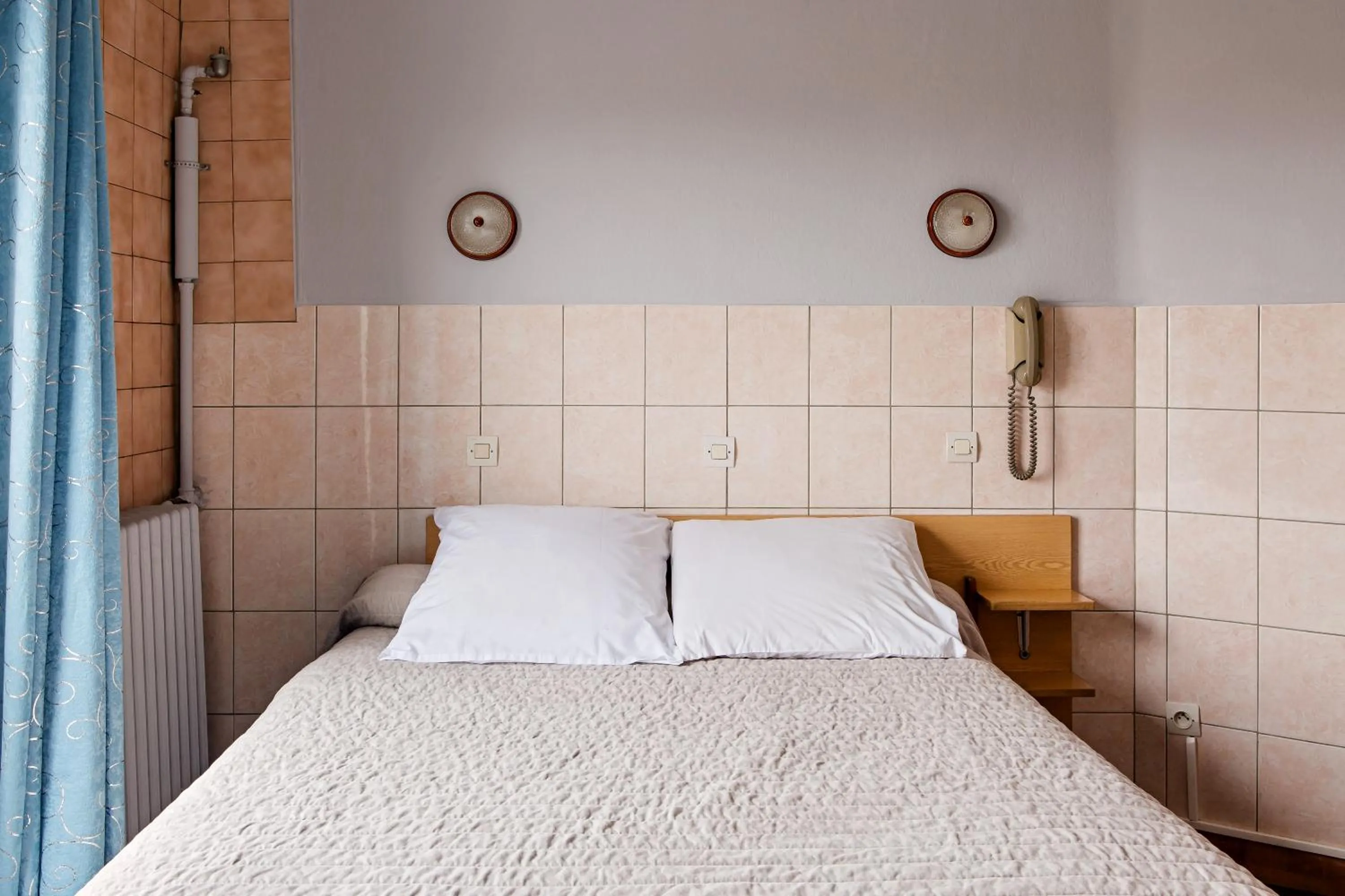 Bedroom, Bed in Hôtel de la Comète