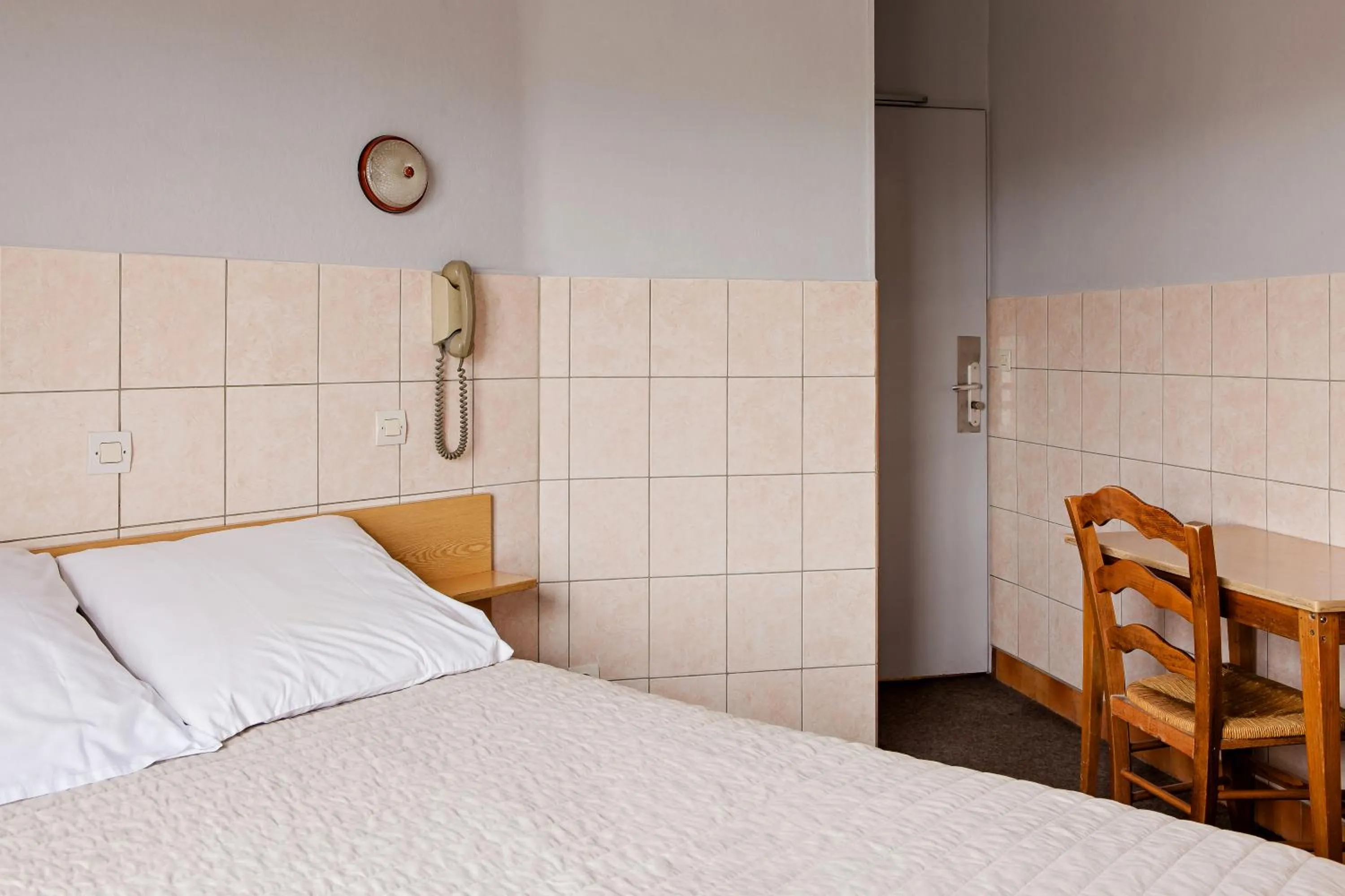 Bedroom, Bed in Hôtel de la Comète