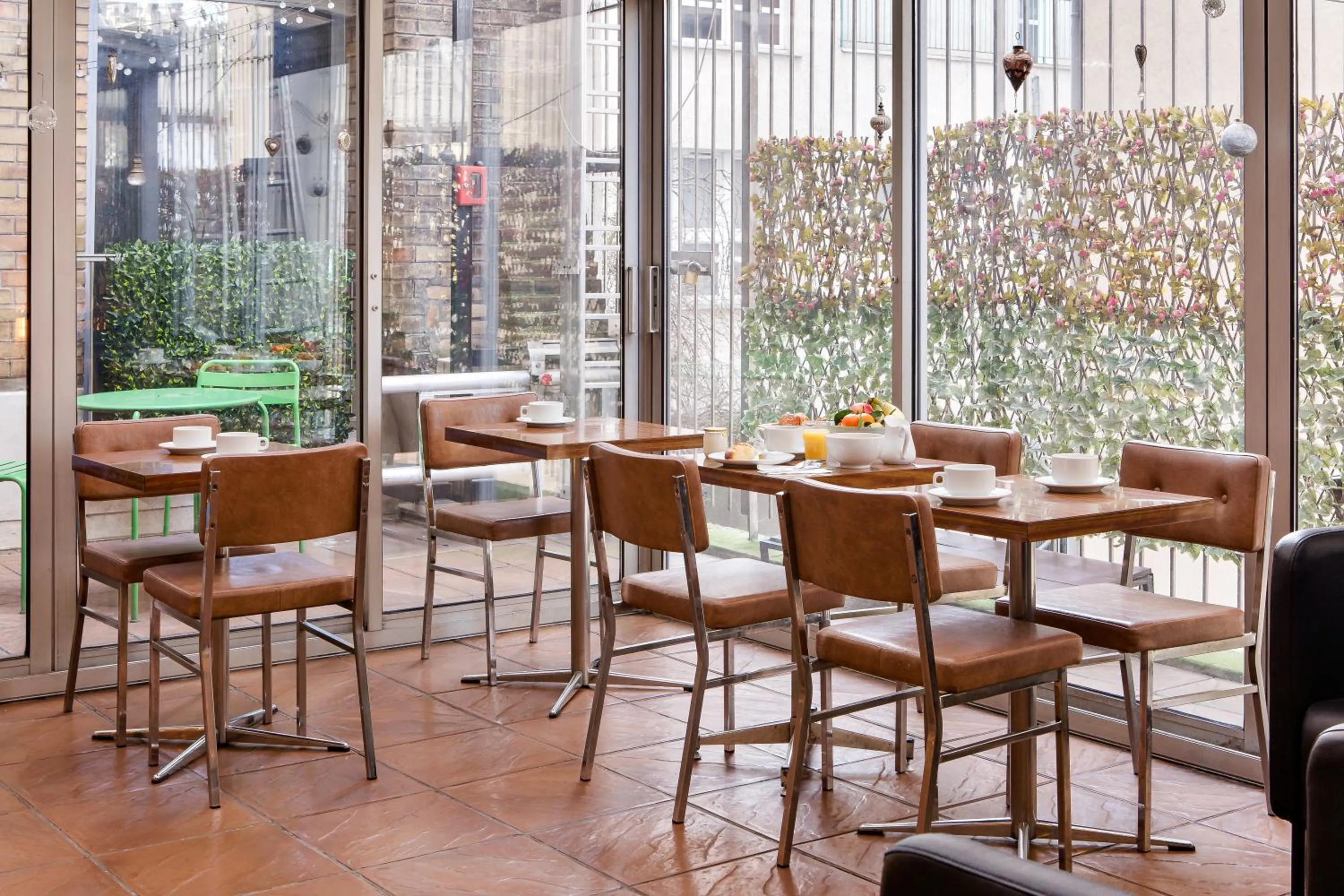 Breakfast in Hôtel de la Comète