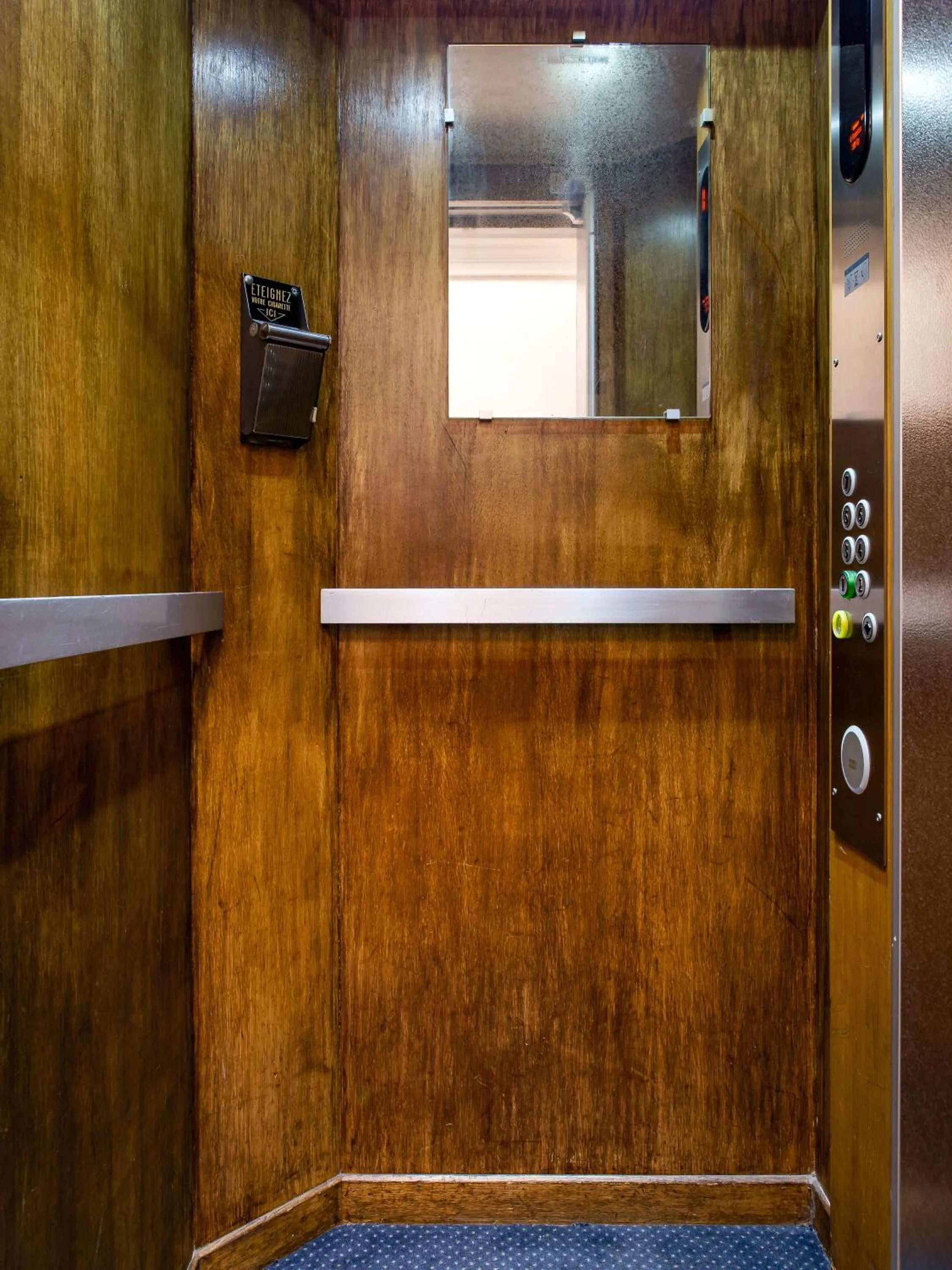 elevator in Hôtel de la Comète