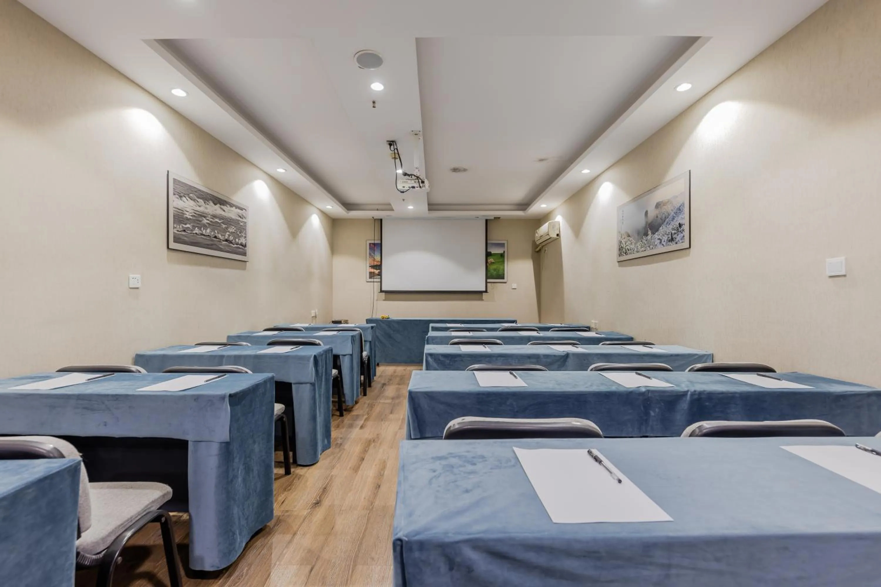 Meeting/conference room in Xinhuating Business Hotel