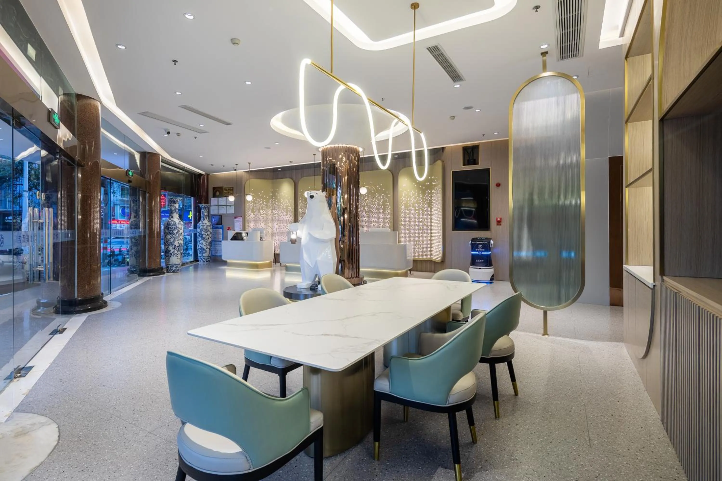 Seating area in Xinhuating Business Hotel