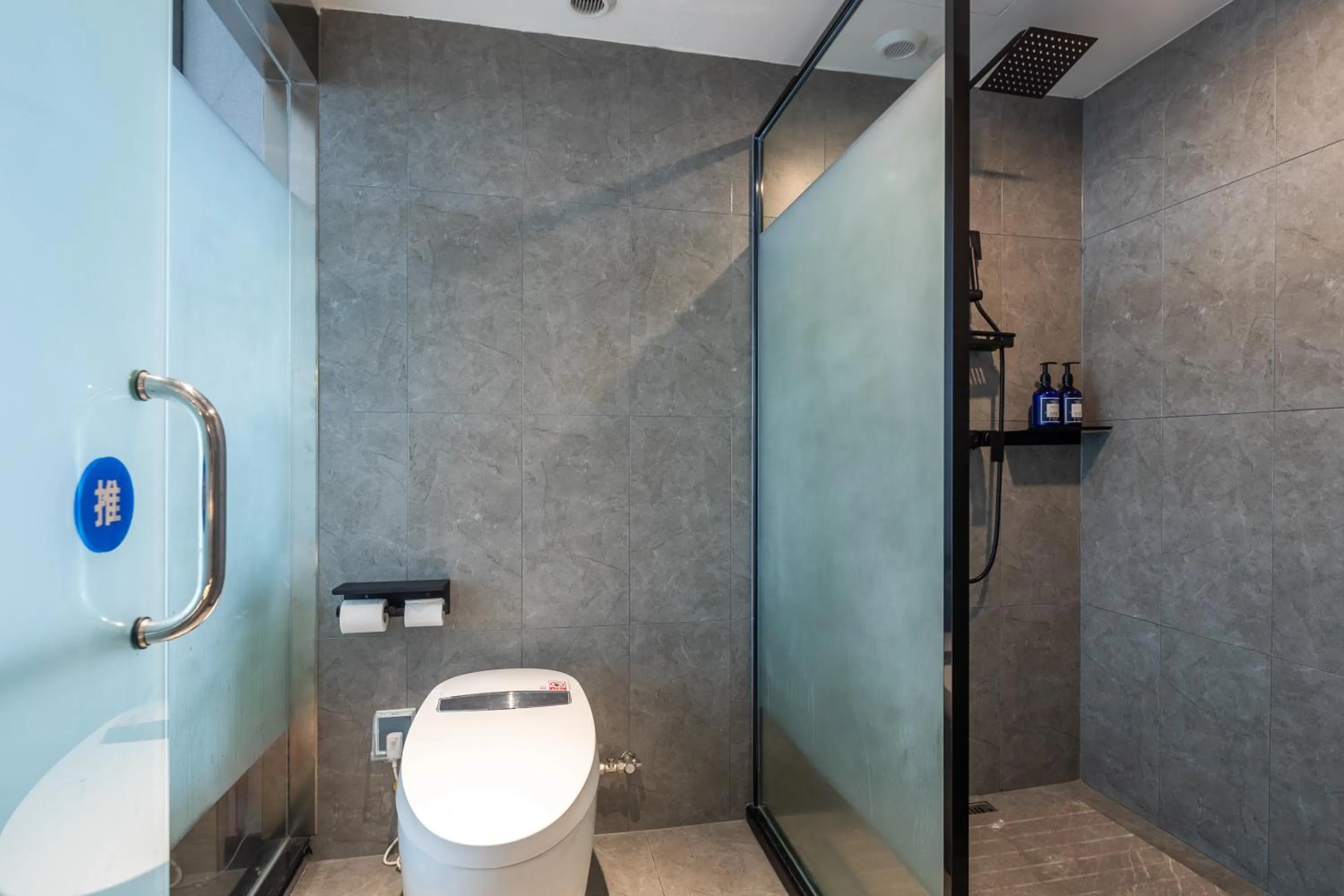 Shower in Xinhuating Business Hotel
