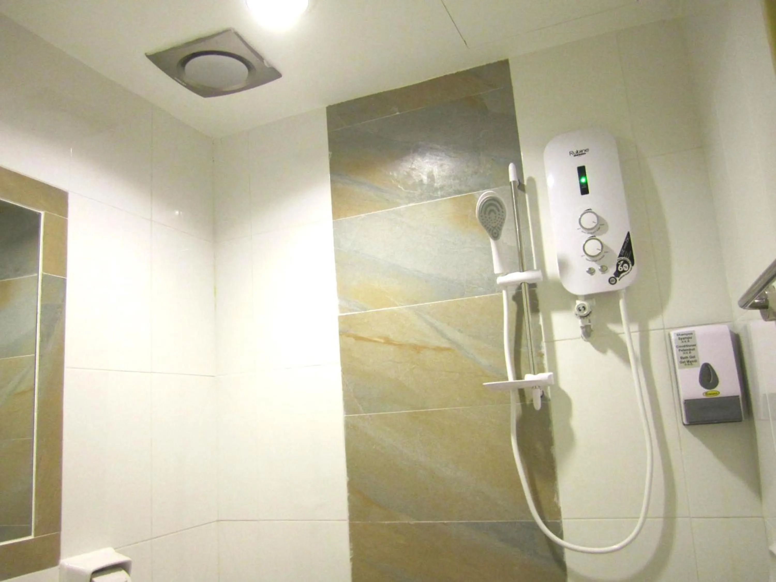 Bathroom in Sun Inns Hotel Pasir Penambang (KS Botanic)