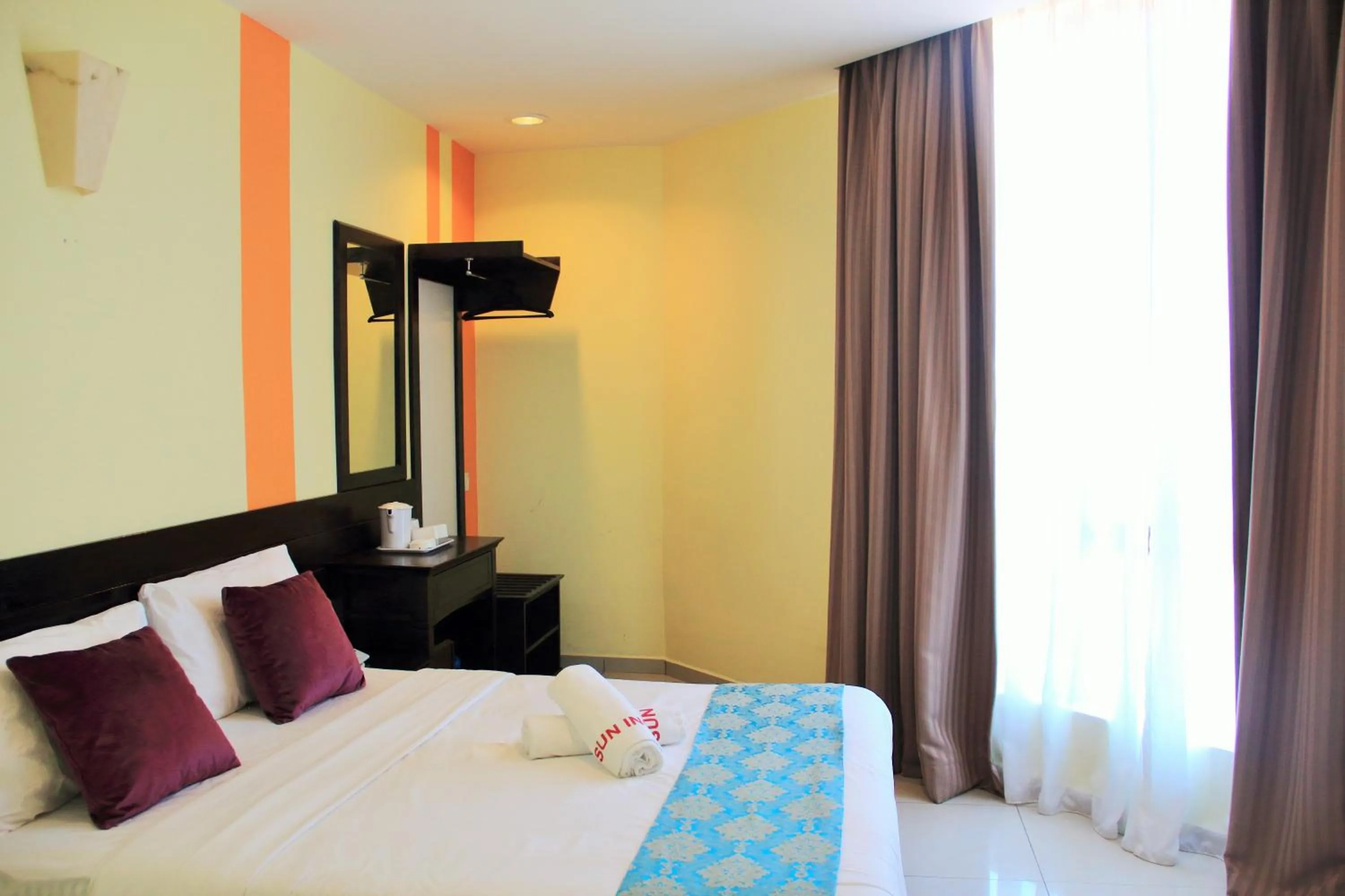 Bedroom, Bed in Sun Inns Hotel Pasir Penambang (KS Botanic)