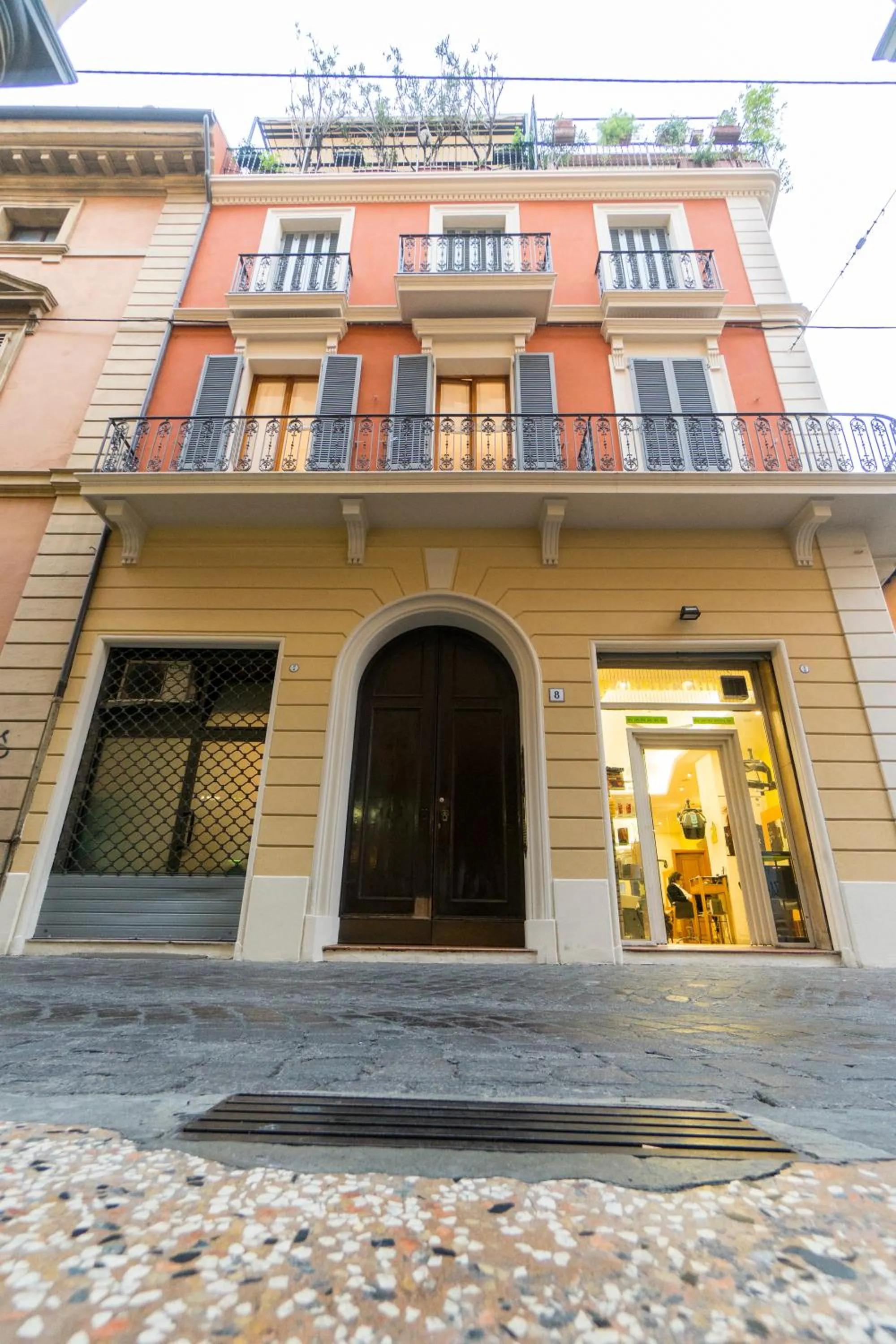 Facade/entrance in Residenza Ariosto Depandance by Studio Vita