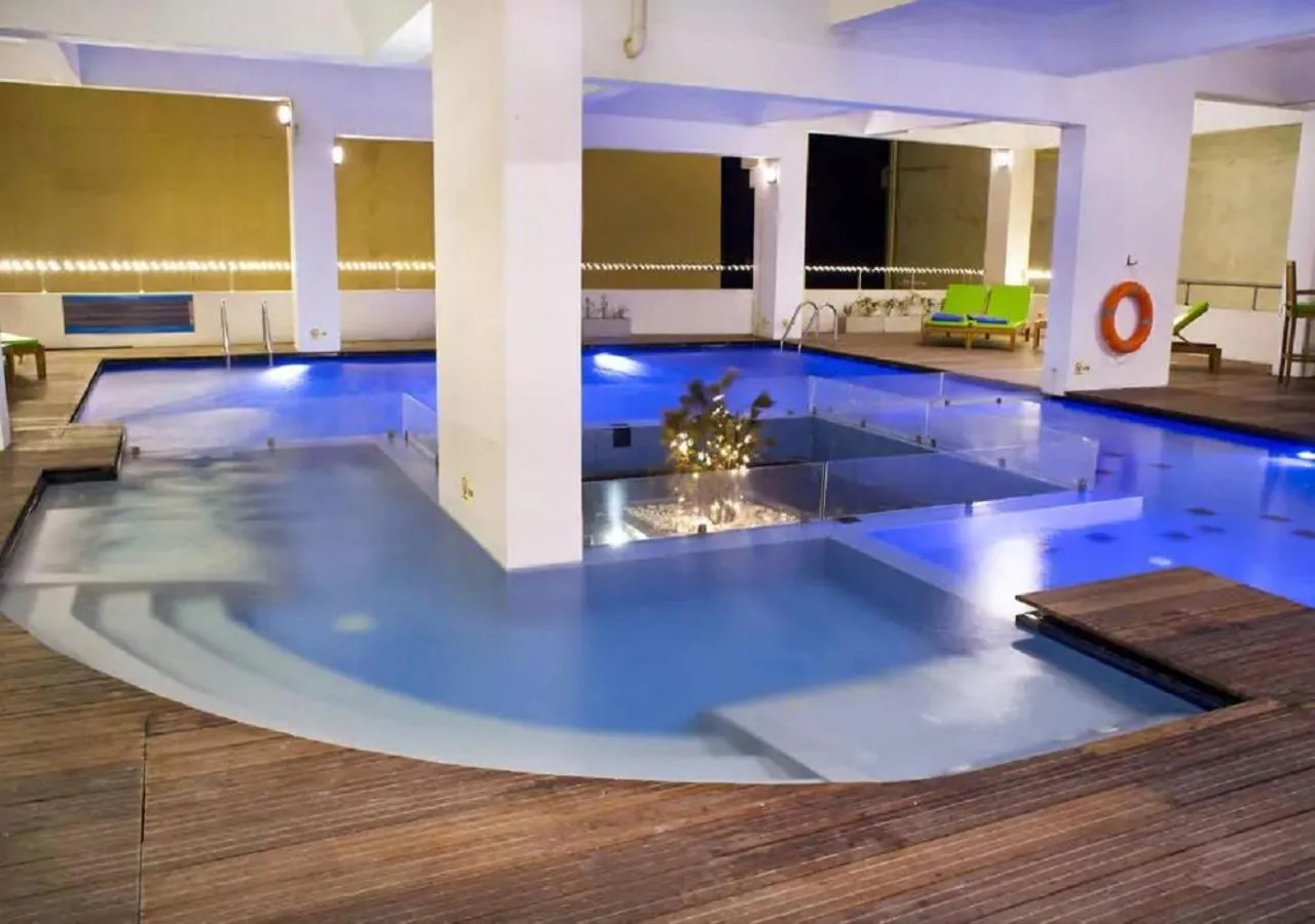 Swimming pool in Ocean Edge Suites & Hotel Colombo