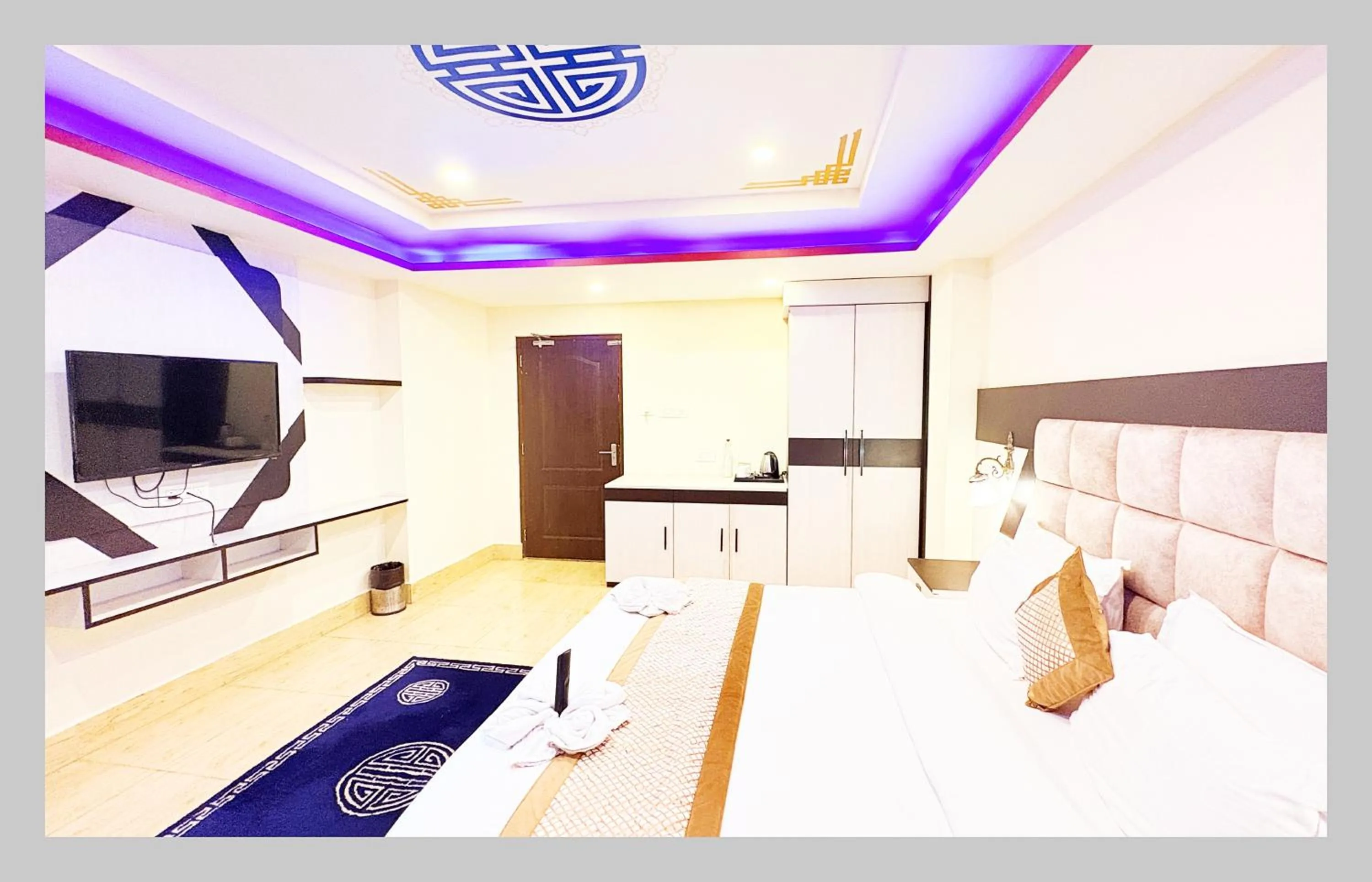 Communal lounge/ TV room, Bed in The Gangtok Inn