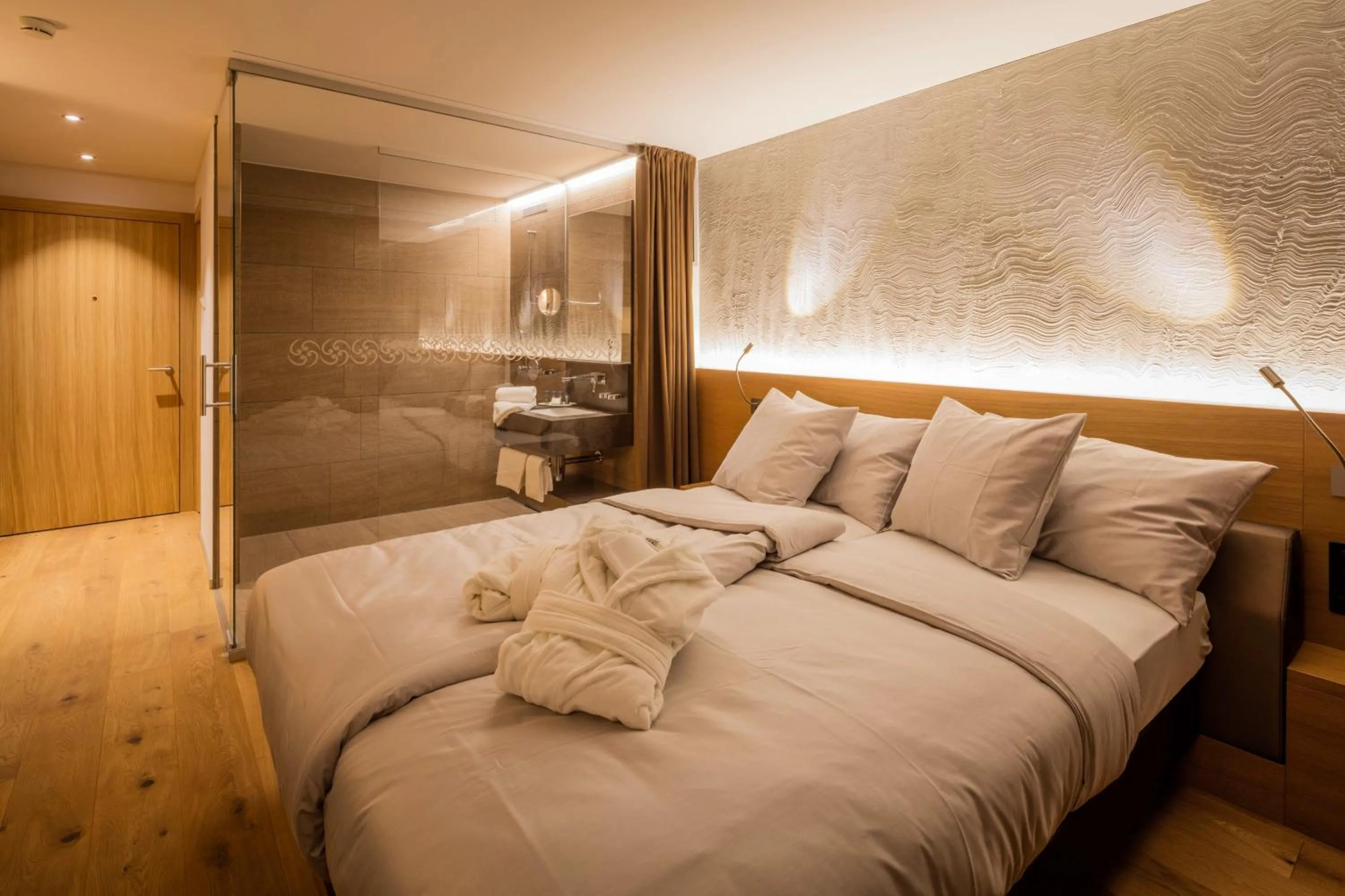 Photo of the whole room, Bed in Säntis - das Hotel