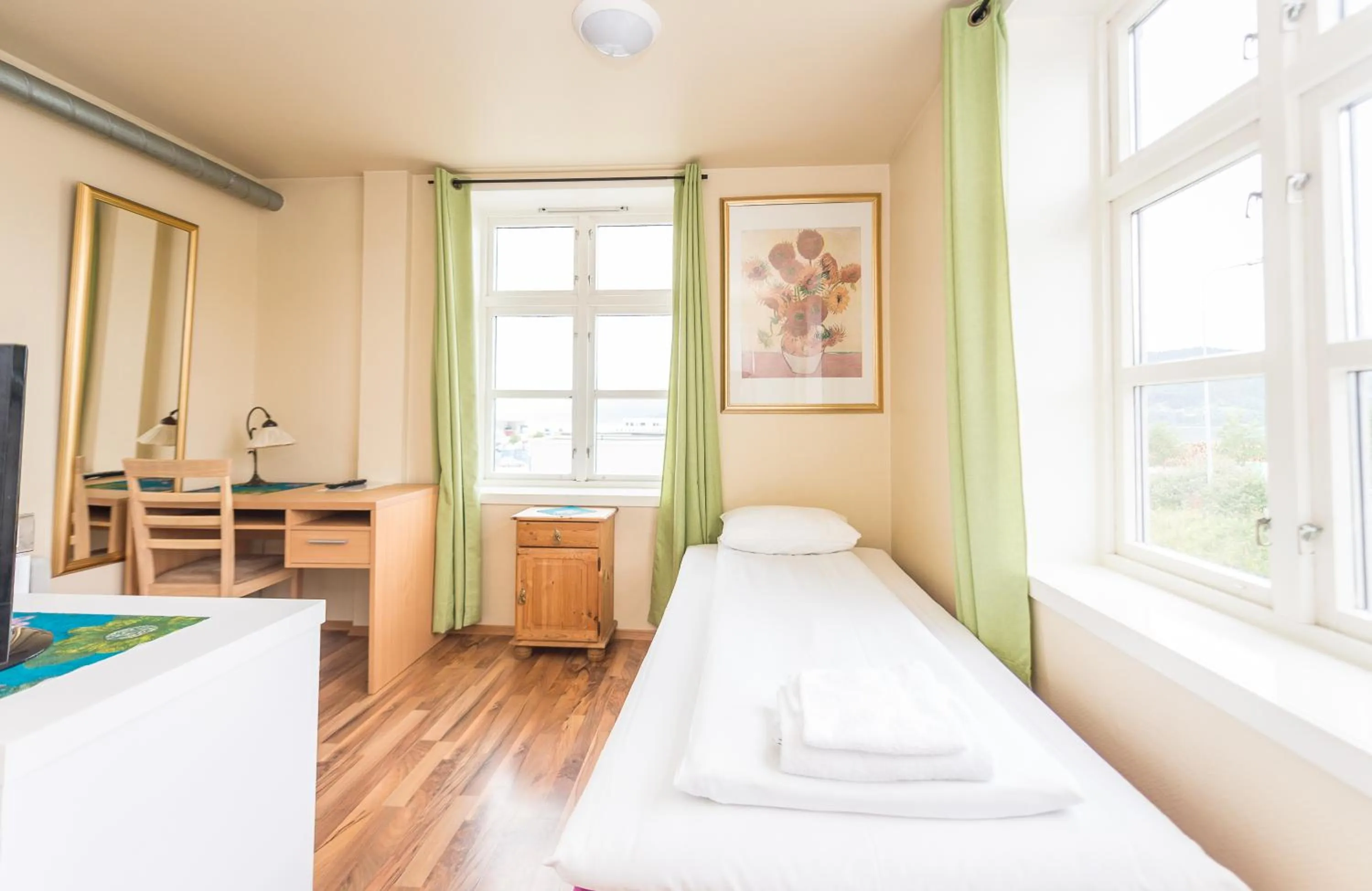 Photo of the whole room, Bed in Toranes Overnatting