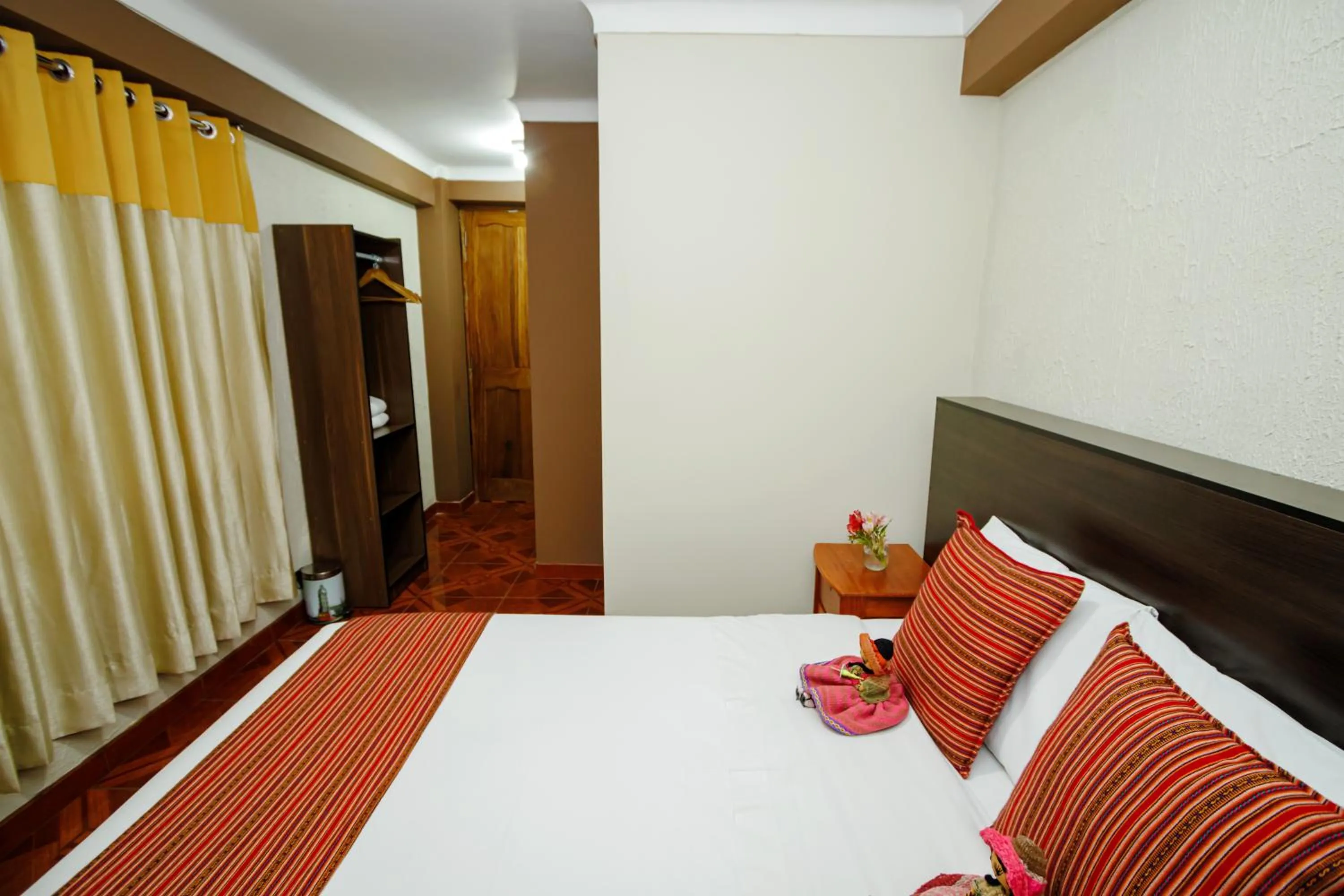 Photo of the whole room, Bed in Principe III