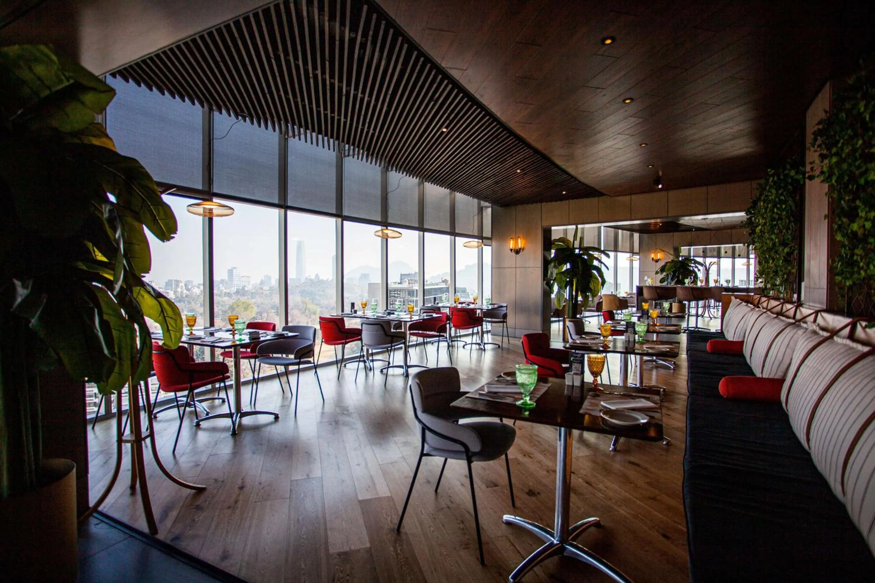 Restaurant/places to eat in DoubleTree by Hilton Santiago Kennedy, Chile