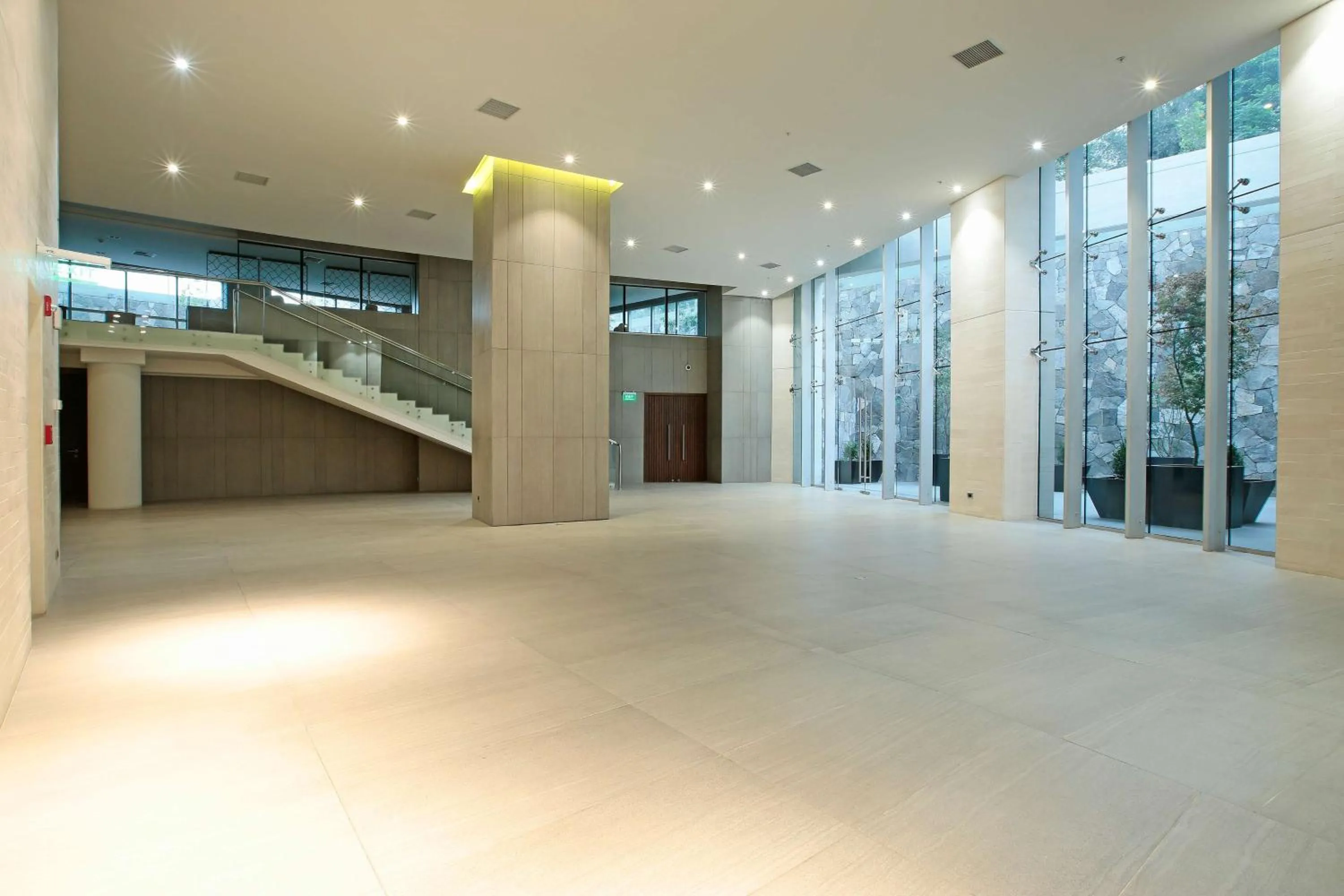 Lobby or reception in DoubleTree by Hilton Santiago Kennedy, Chile