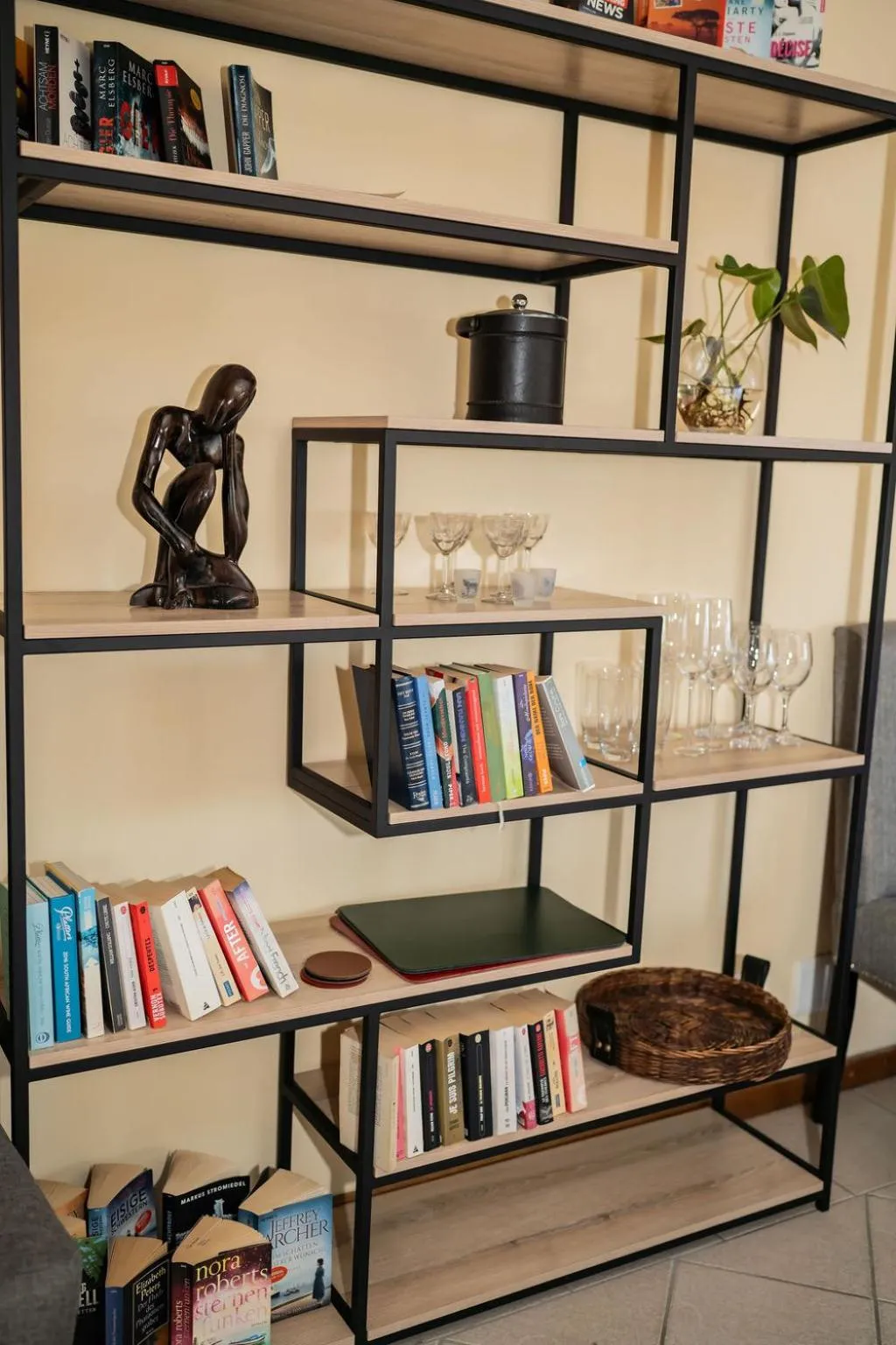 Library in De Wingerd Wijnland Lodge