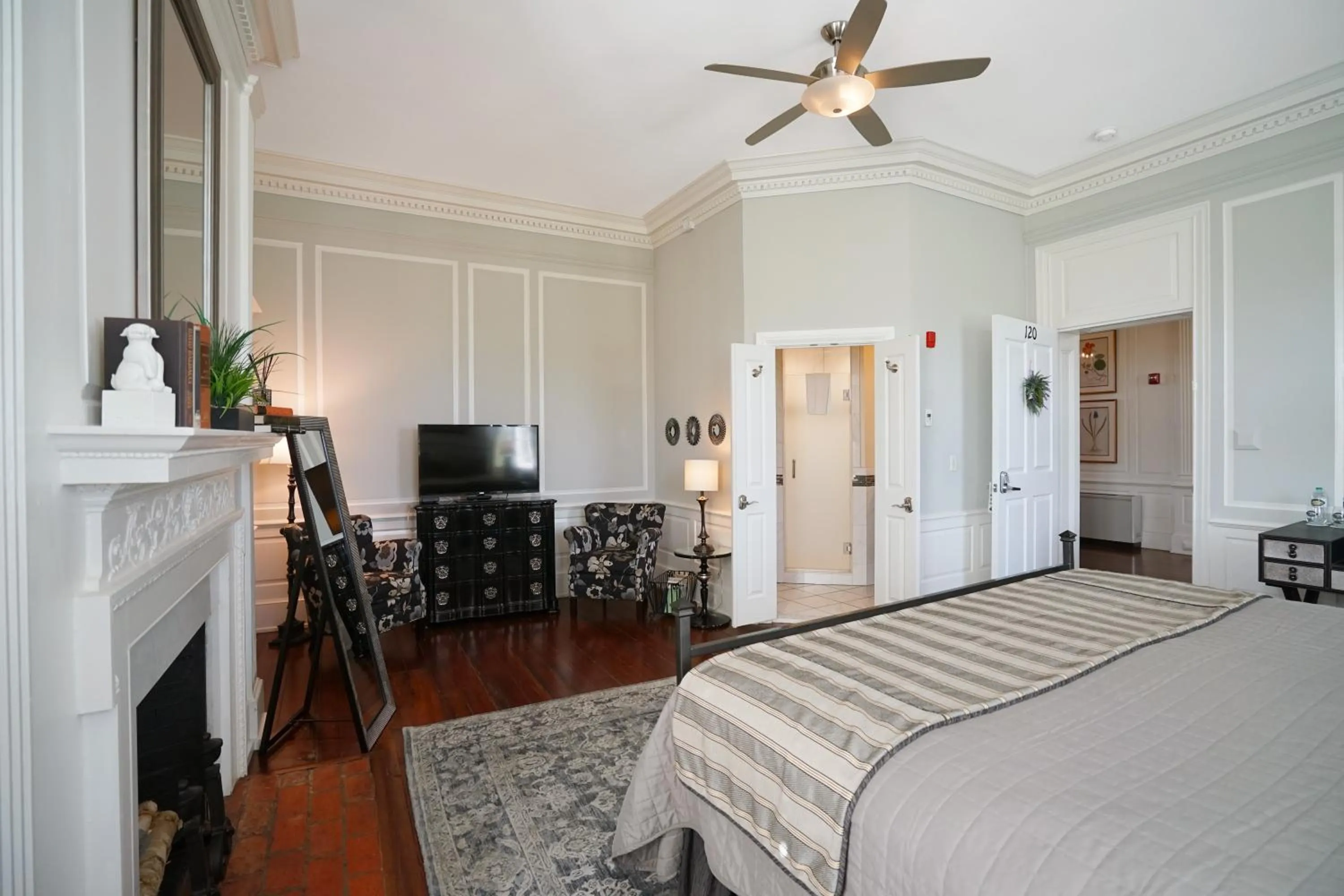 Bedroom, Bed in Inn at Evergreen