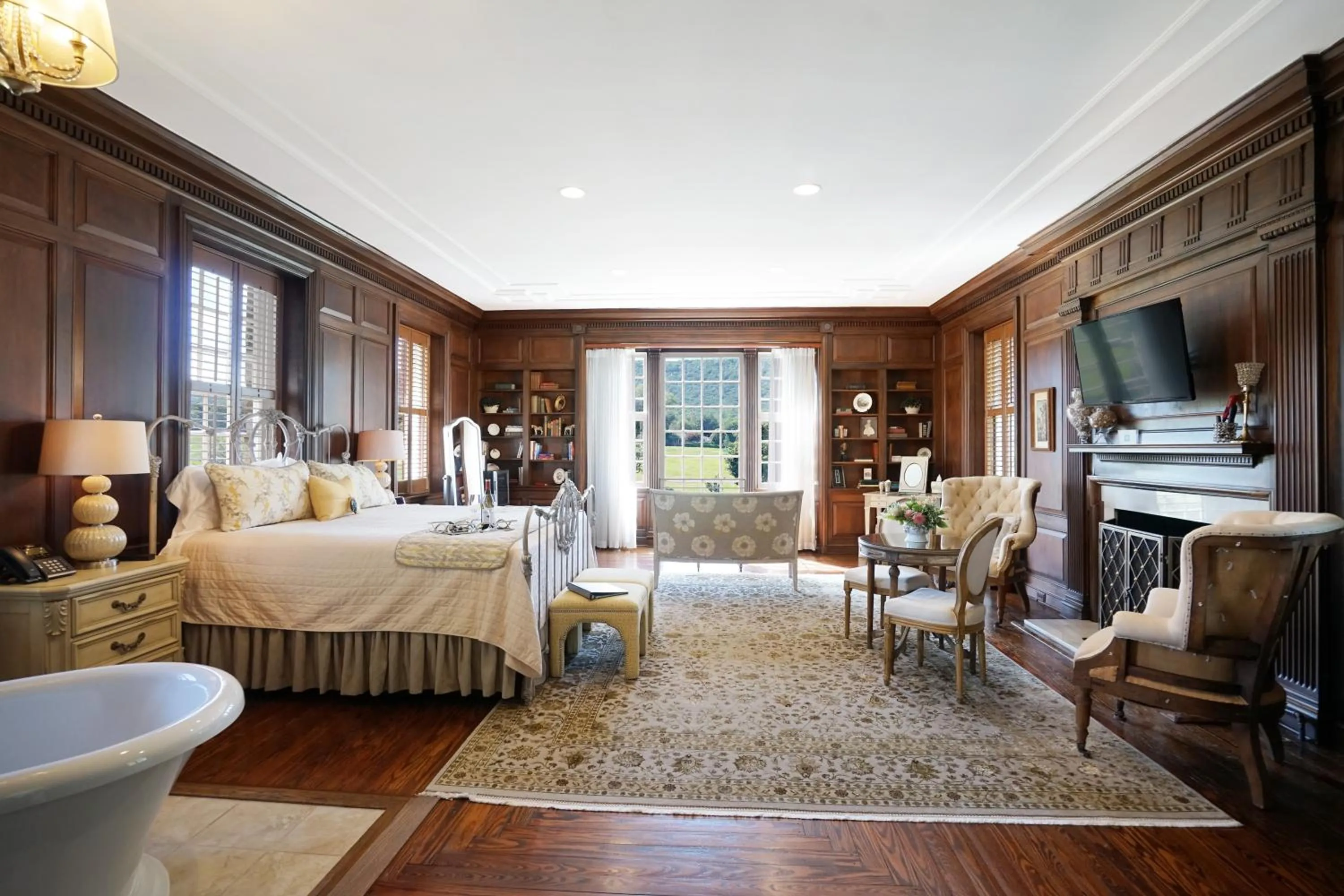 Bedroom, Bed in Inn at Evergreen