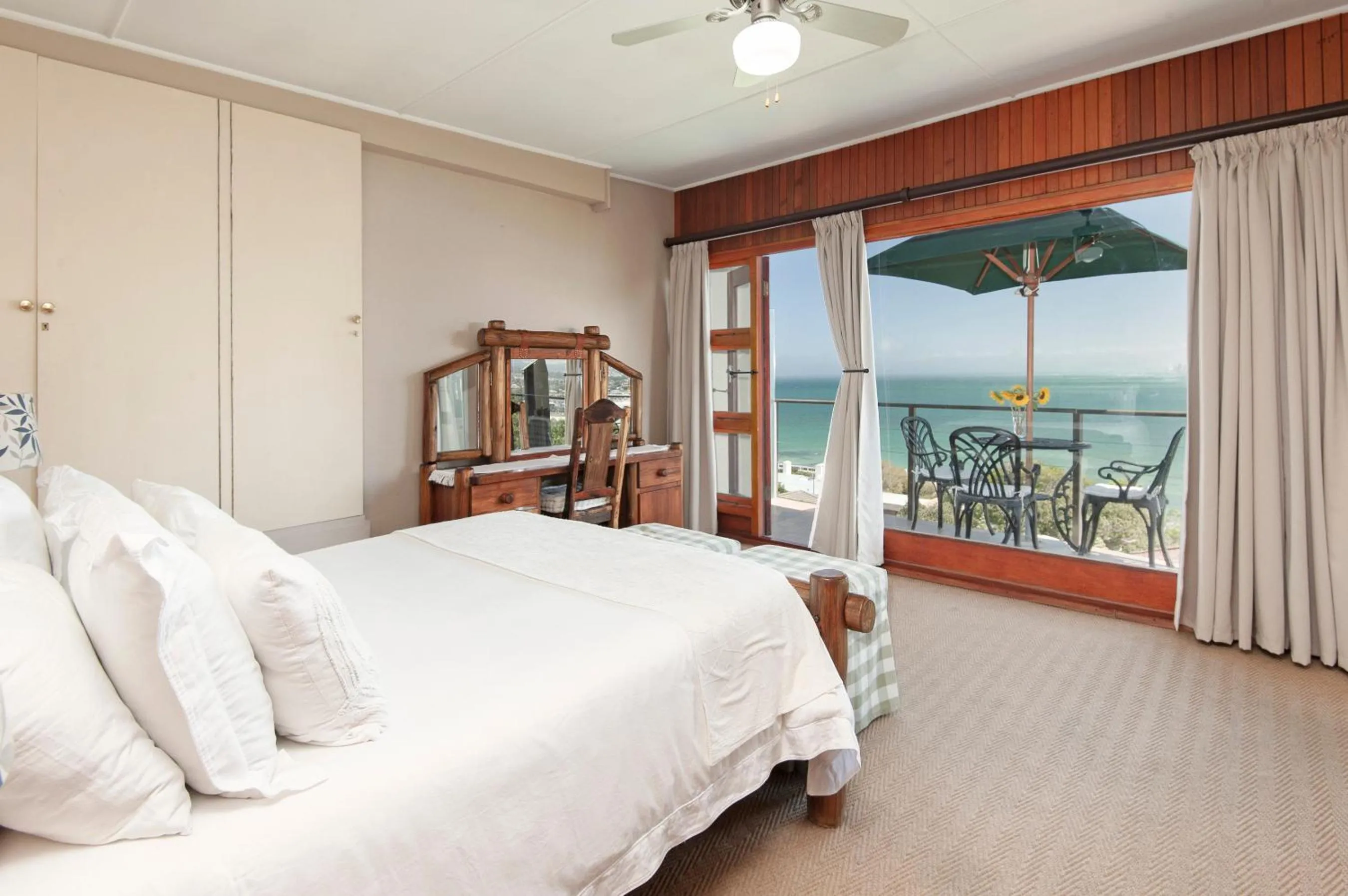 Bedroom, Bed in 18 On Kloof Guest House