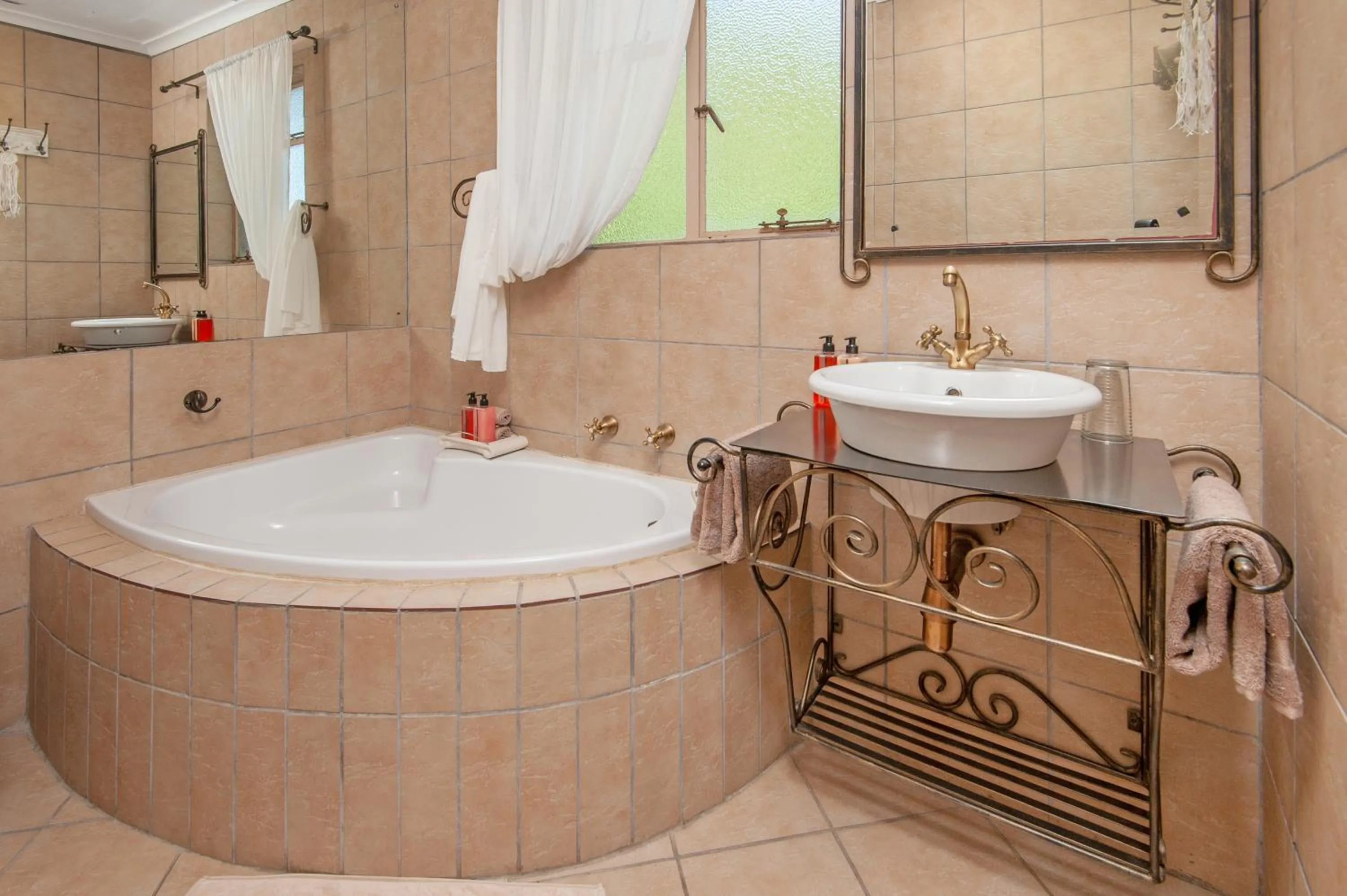 Bathroom in 18 On Kloof Guest House