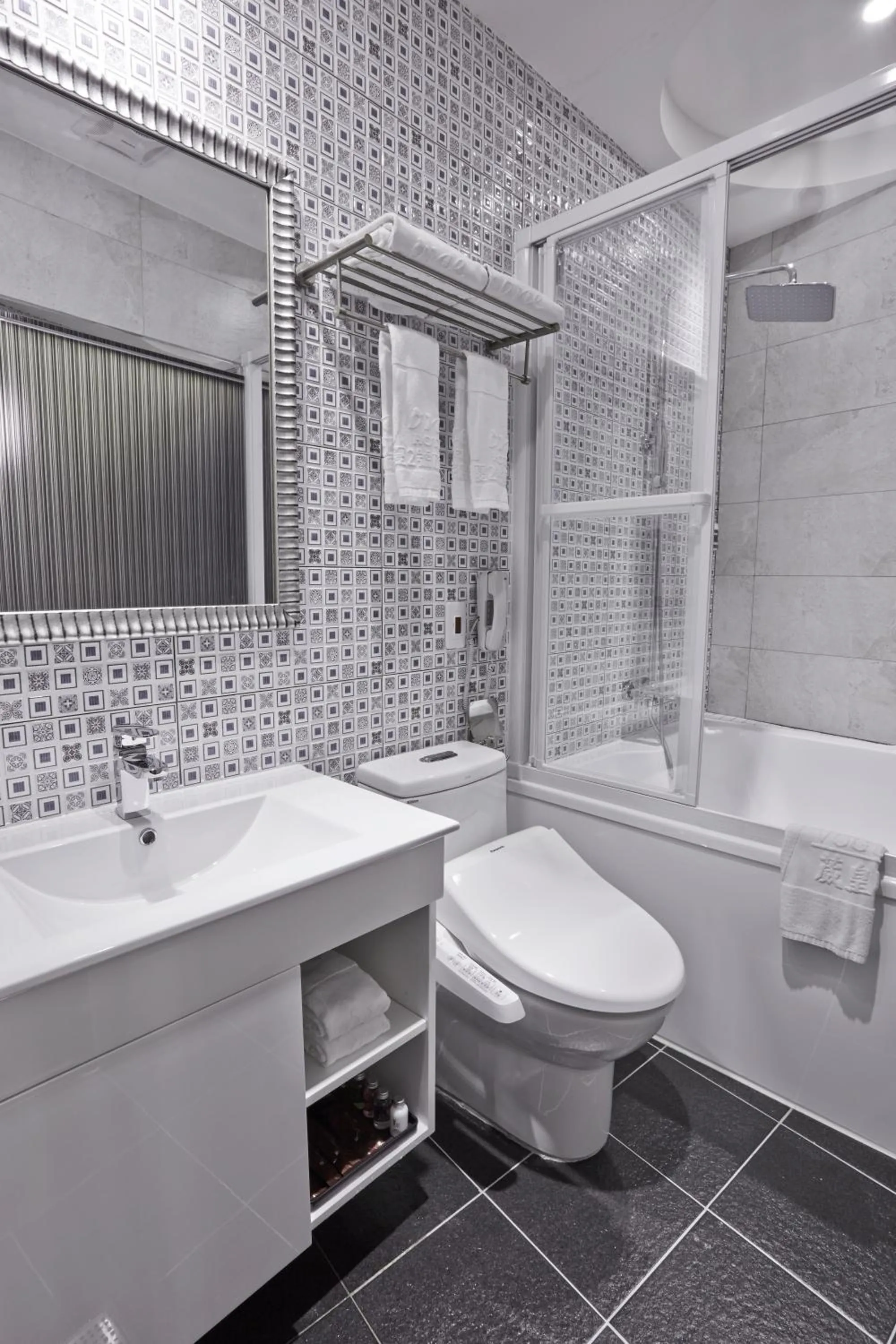 Bathroom in V-one Hotel - Ningxia No. 2 Inn