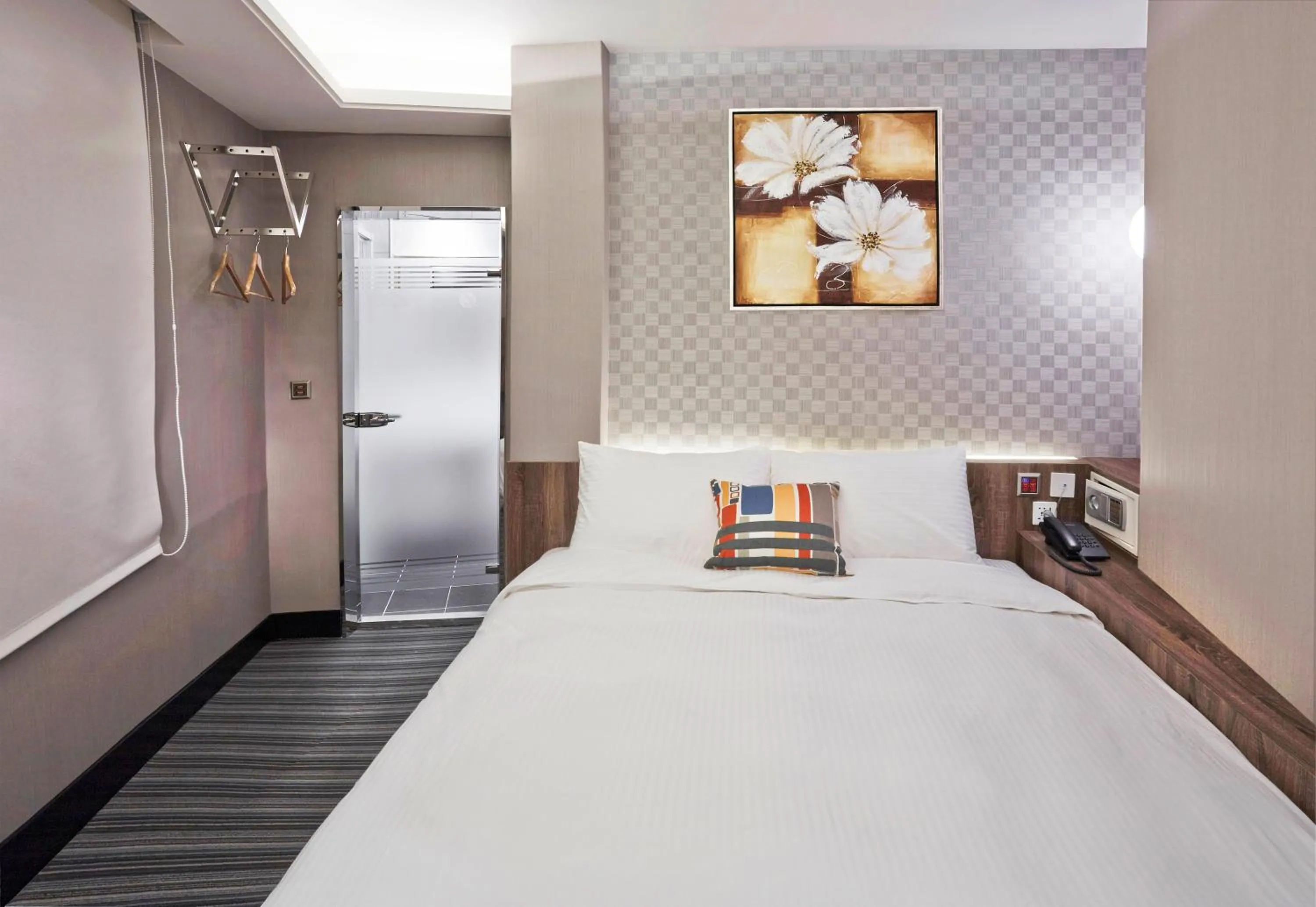 Photo of the whole room, Bed in V-one Hotel - Ningxia No. 2 Inn