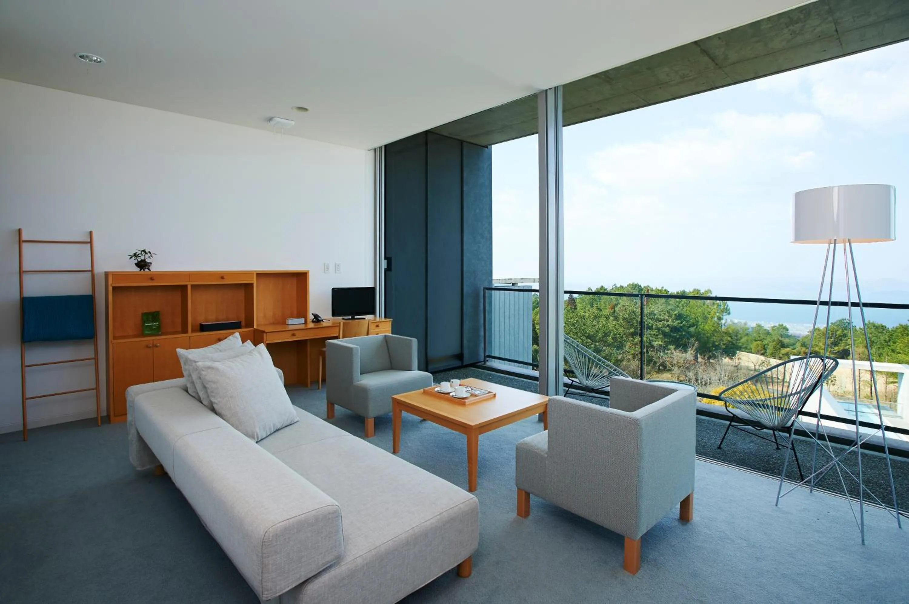 Living room in SETOUCHI RETREAT by Onko Chishin