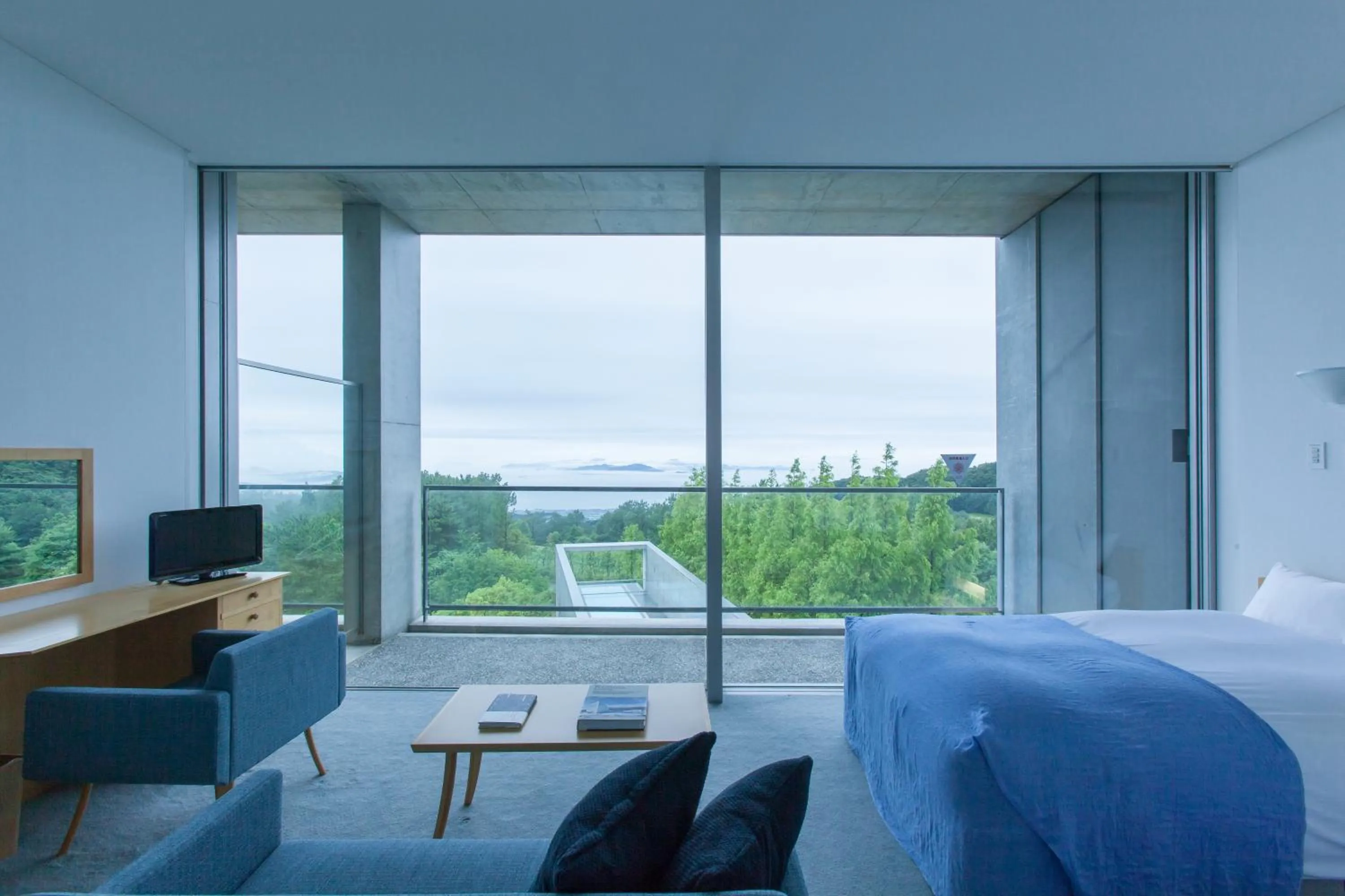 Living room, Bed in SETOUCHI RETREAT by Onko Chishin