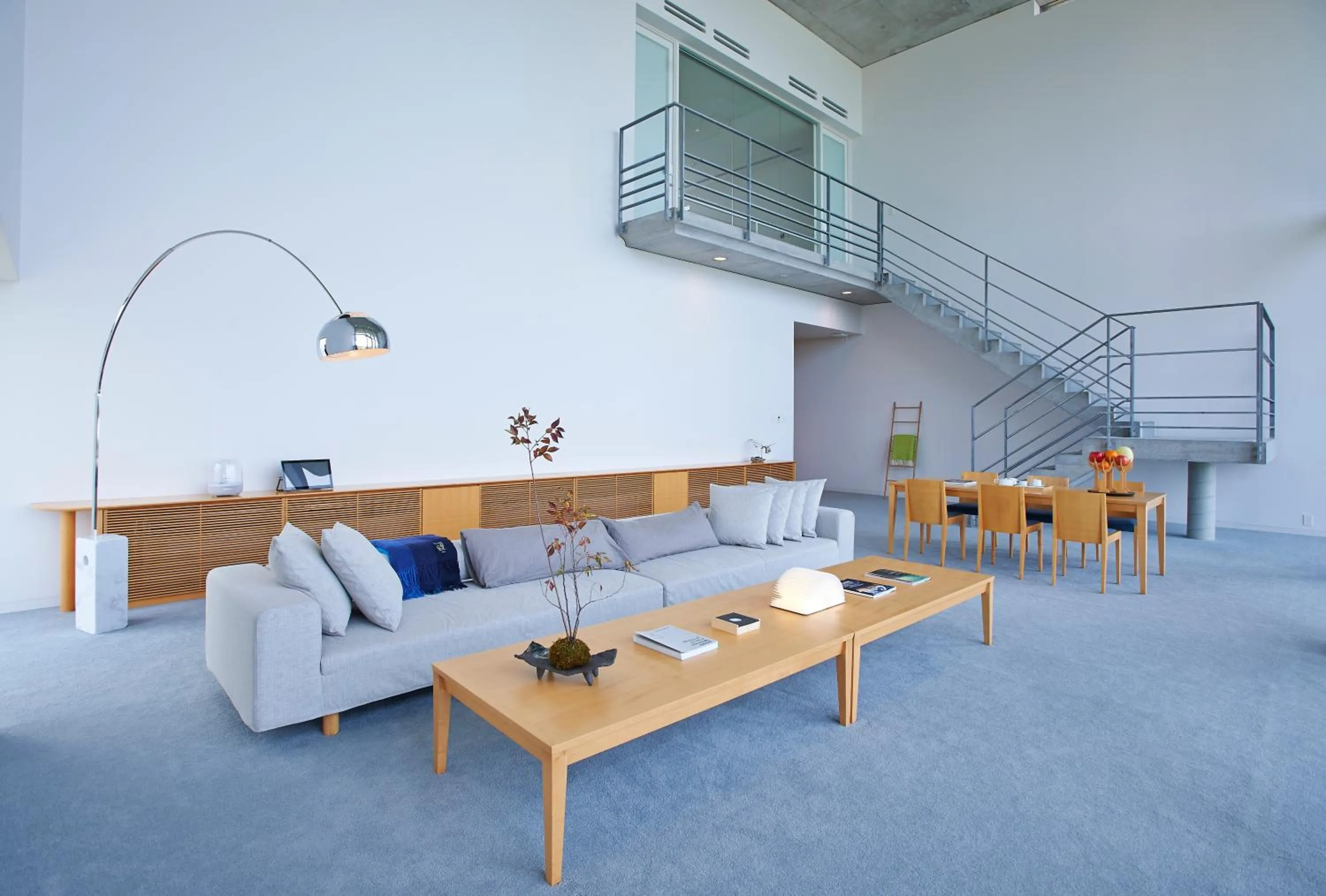 Living room in SETOUCHI RETREAT by Onko Chishin