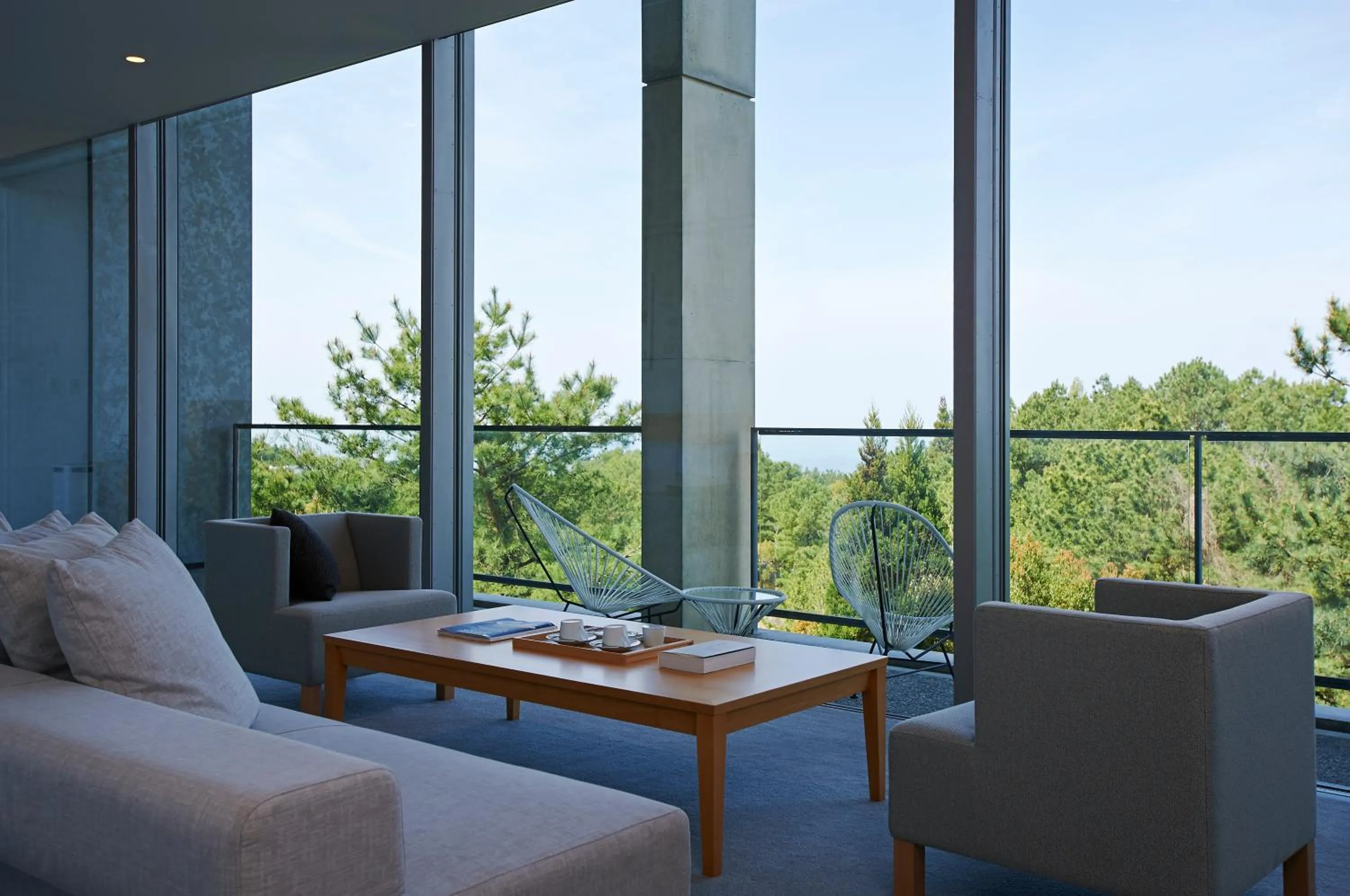 Living room in SETOUCHI RETREAT by Onko Chishin