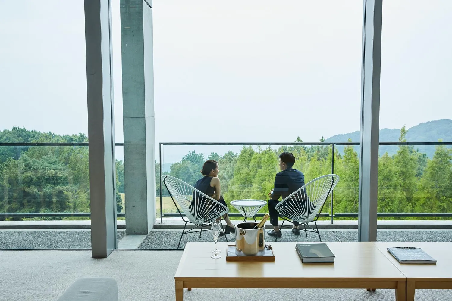 Balcony/Terrace in SETOUCHI RETREAT by Onko Chishin