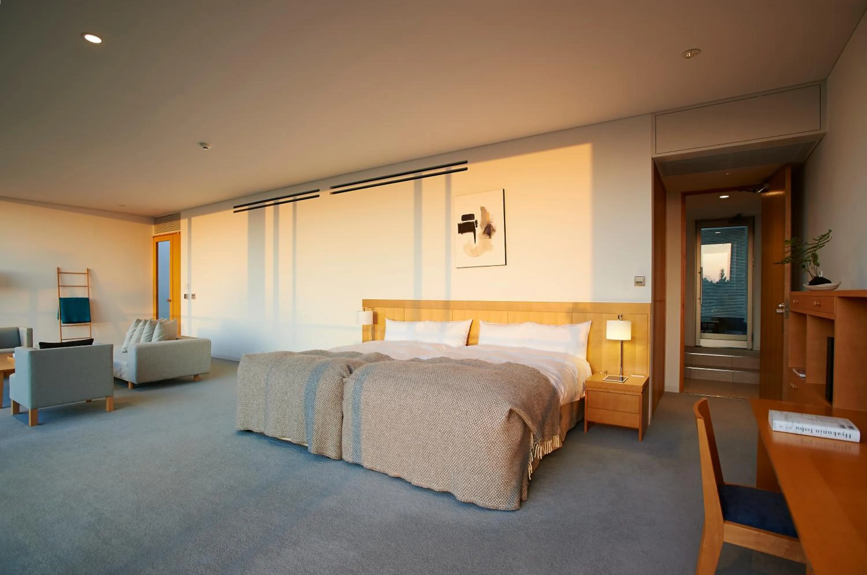 Living room, Bed in SETOUCHI RETREAT by Onko Chishin