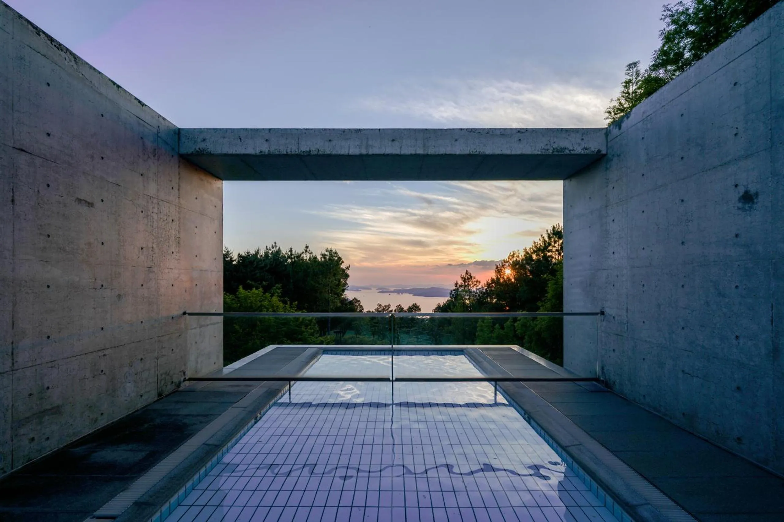 Swimming pool in SETOUCHI RETREAT by Onko Chishin