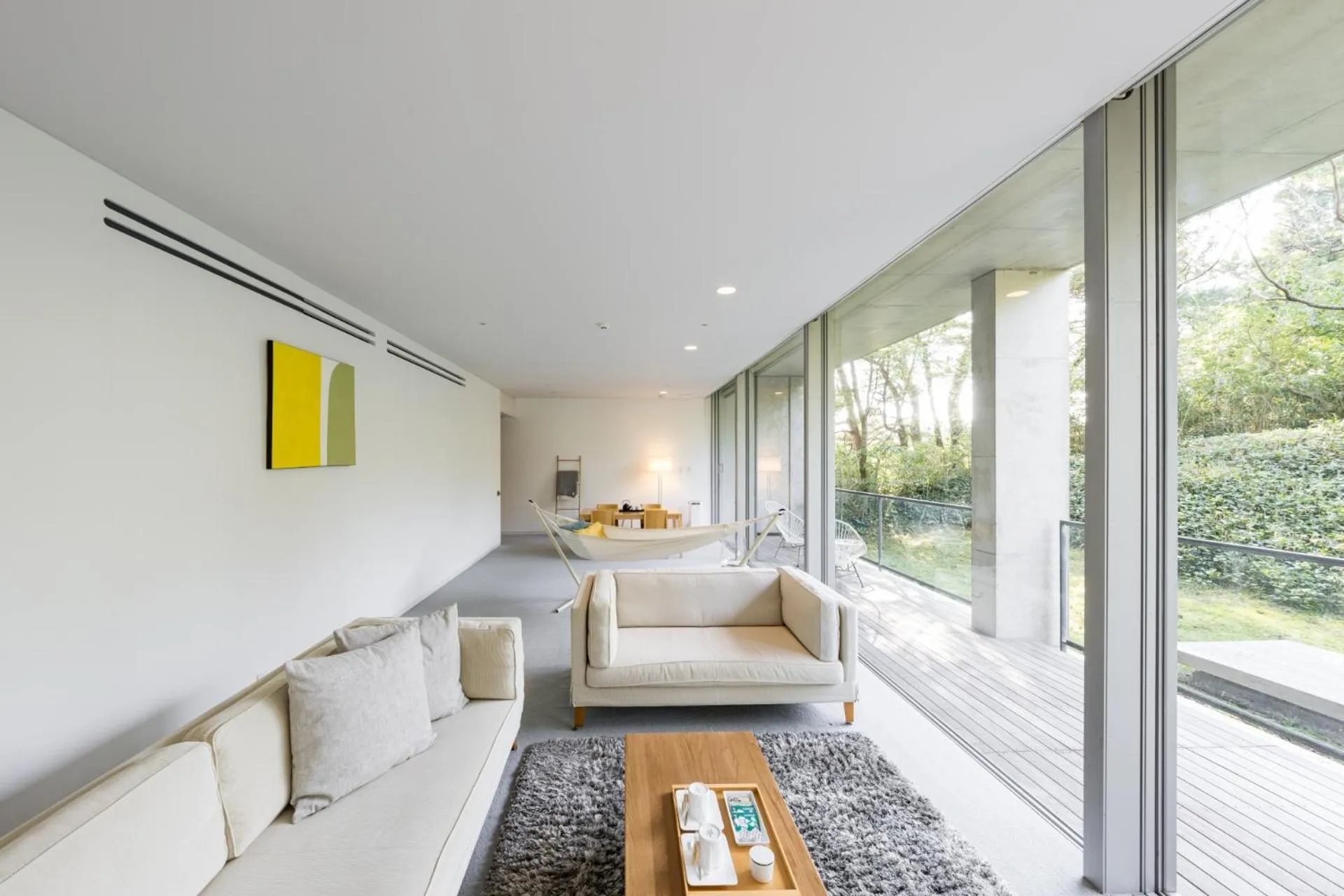 Balcony/Terrace in SETOUCHI RETREAT by Onko Chishin