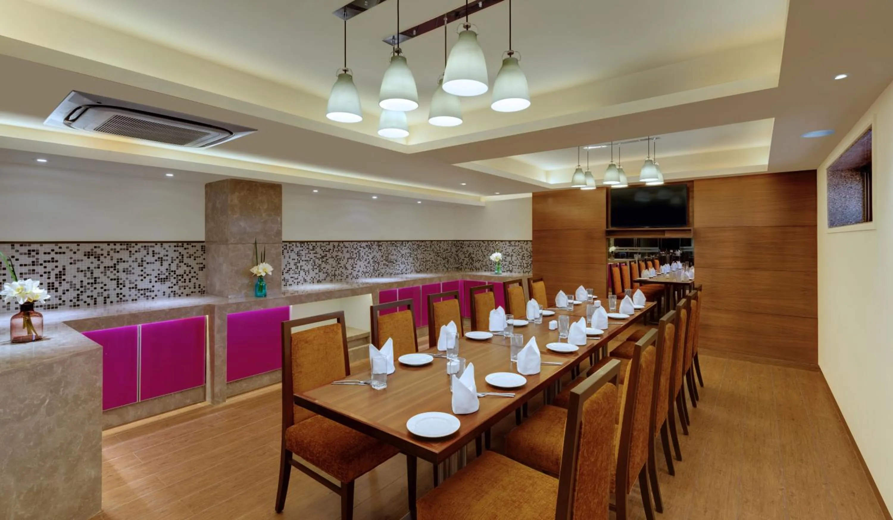 Restaurant/places to eat in The Fern Kadamba Hotel And Spa