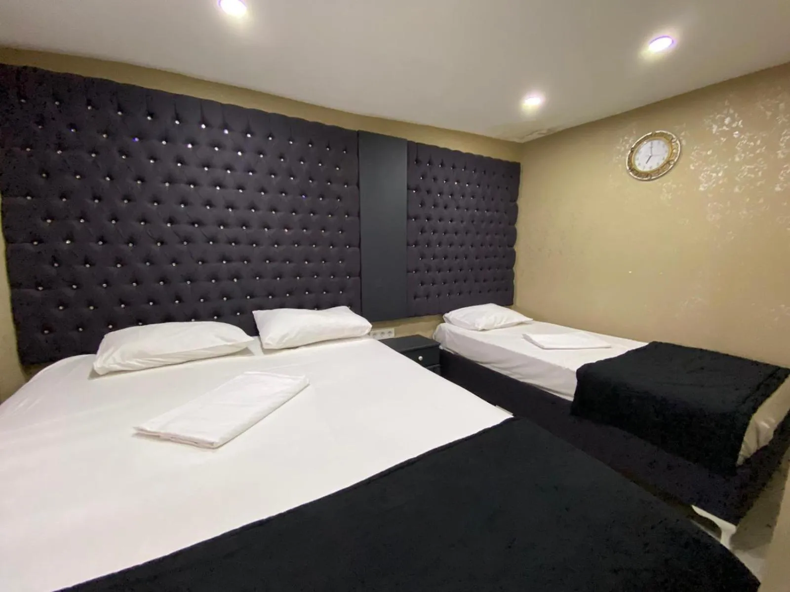 Bedroom, Bed in Orange Airport Hotel