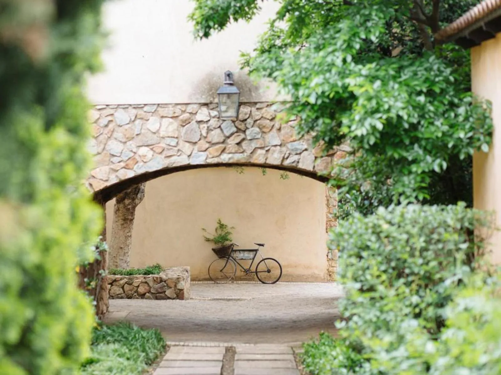 Property building in Avianto