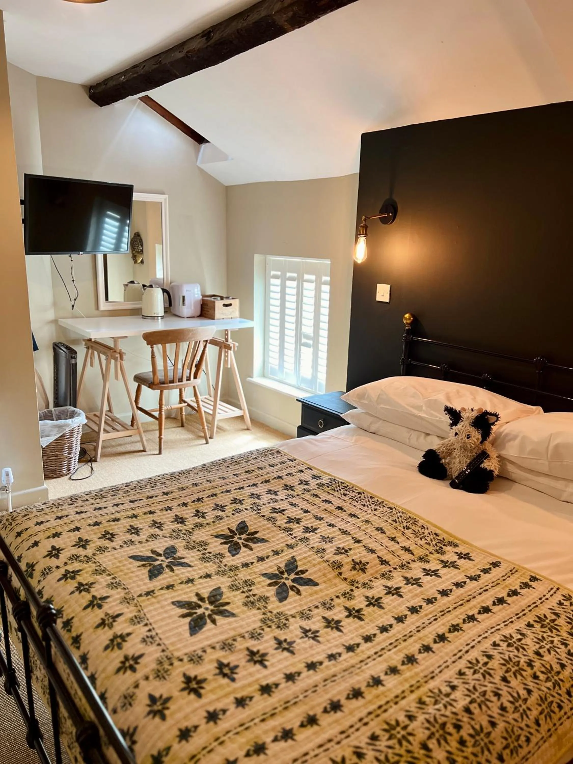 Photo of the whole room, Bed in The Ivy House