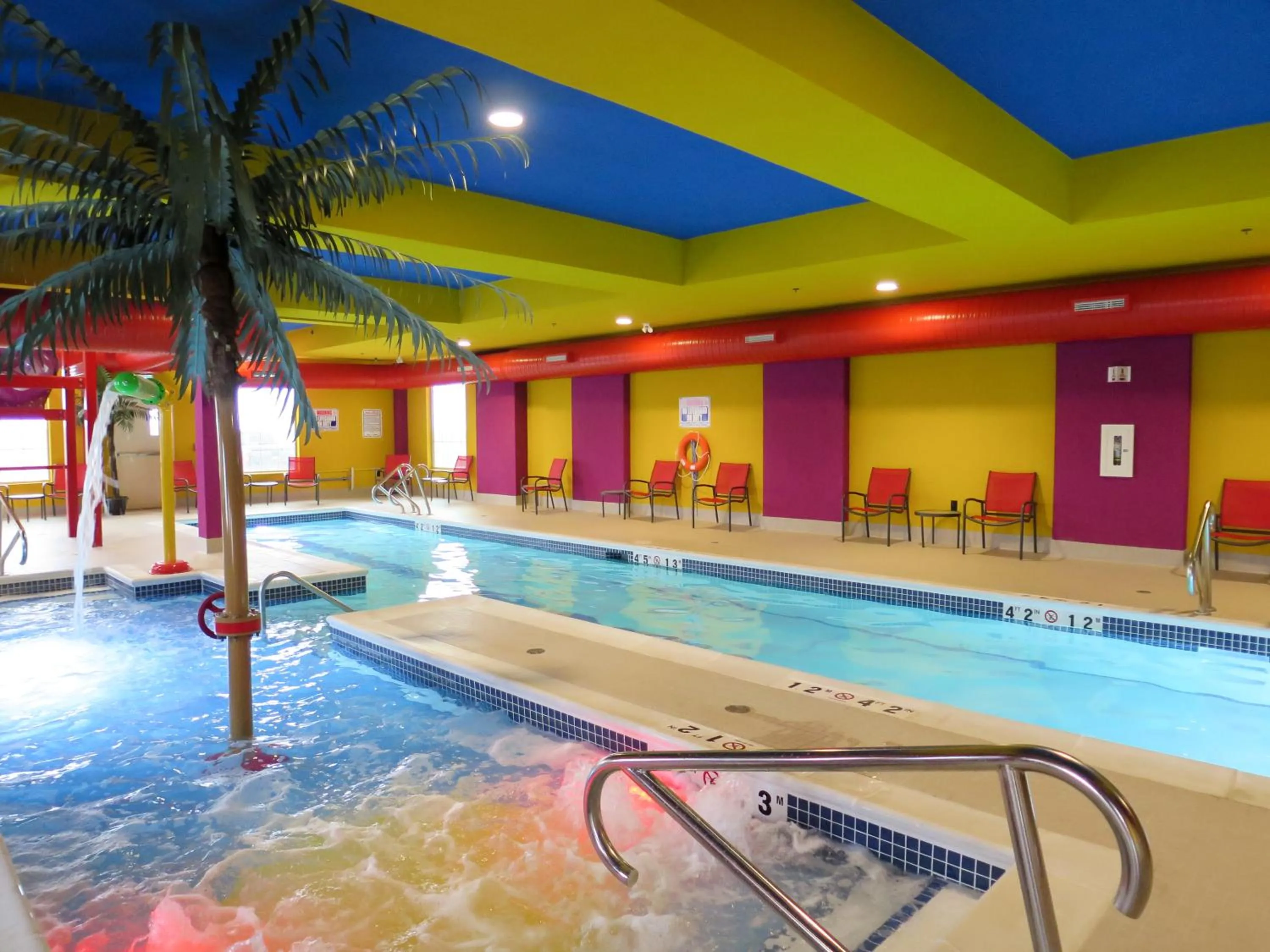 Swimming pool in Comfort Suites Regina